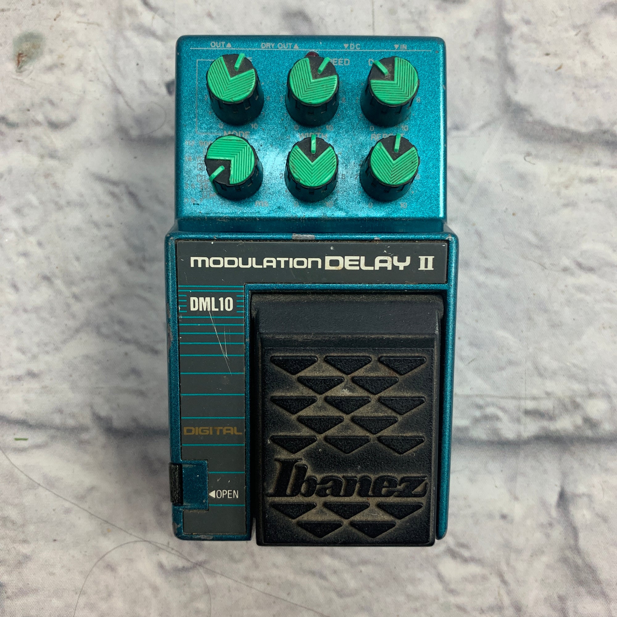delay pedal with modulation Ibanez DML Delay Modulation Pedal
