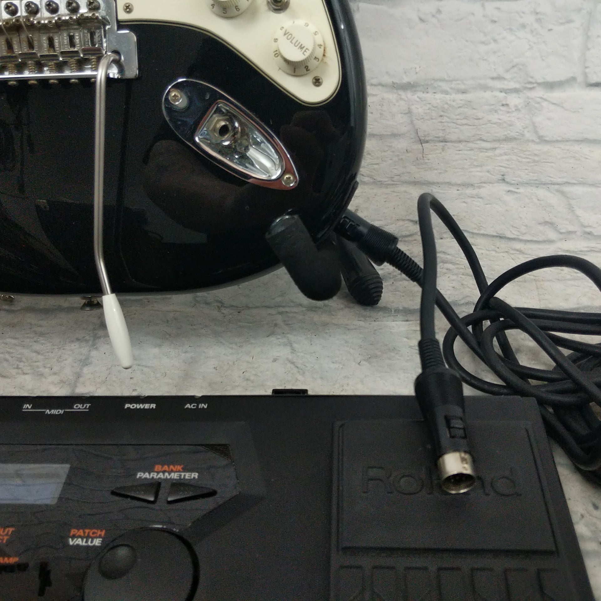 Roland GR-33 Guitar Synth with SKB Case - Evolution Music Roland GR-33 Guitar Synth with SKB Case - Evolution Music