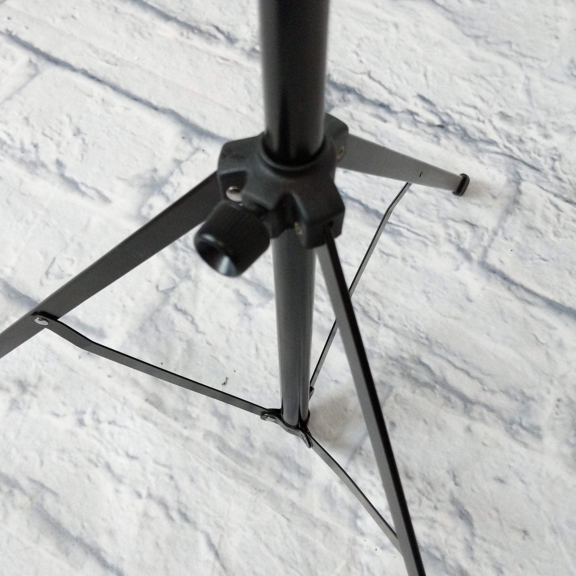 No Name wire stand