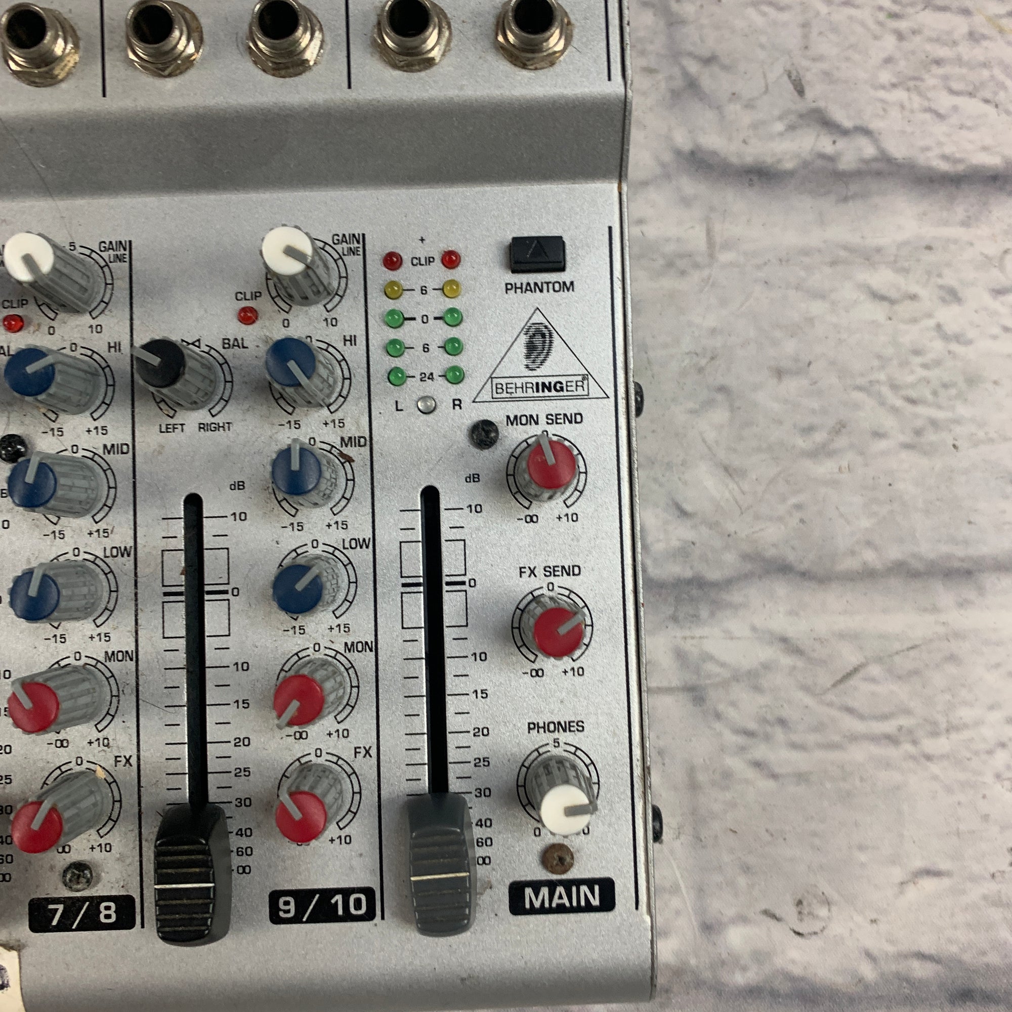 Behringer UBB1002 Eurorack Battery Powered Mixer UBB1002 B&H