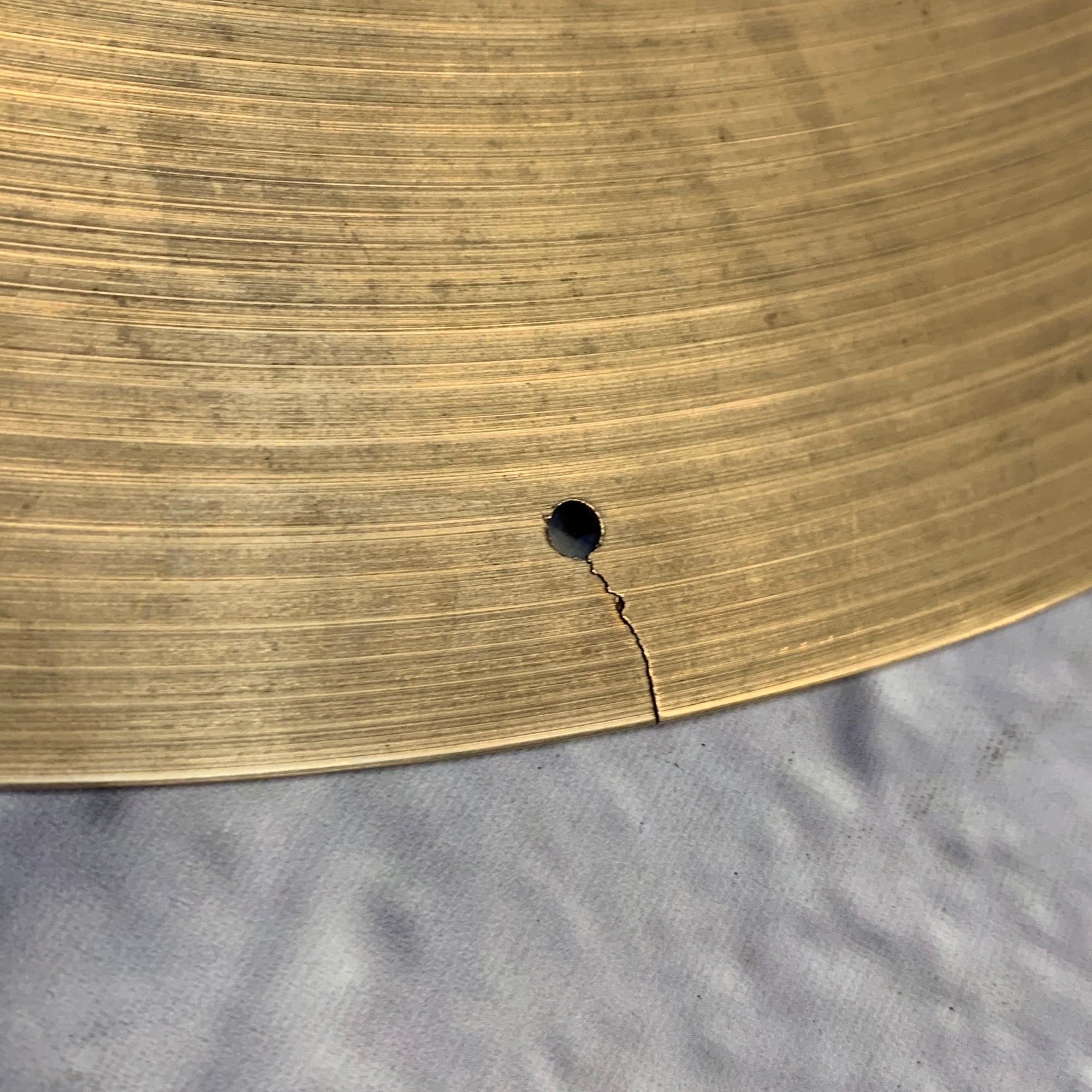 Zildjian 18" Avedis Medium Crash Cymbal - Cracked