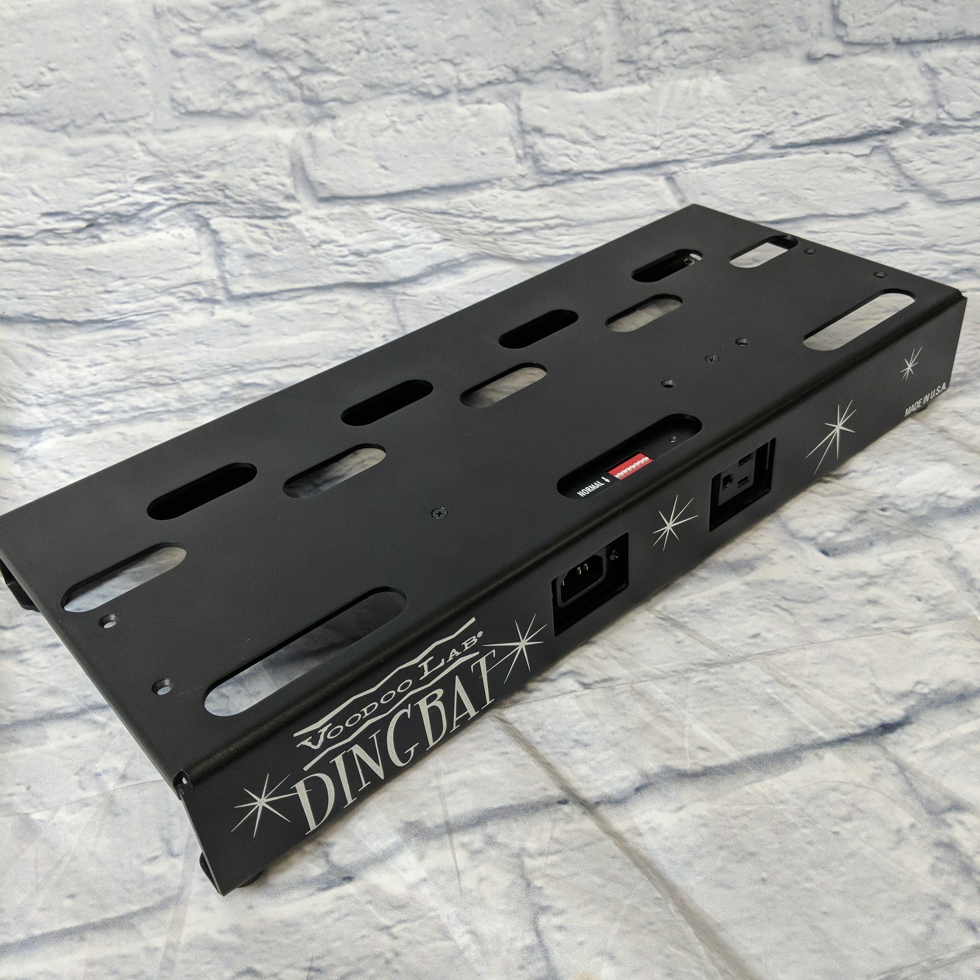 Voodoo Lab Dingbat Small with built in 2 Plus power supply