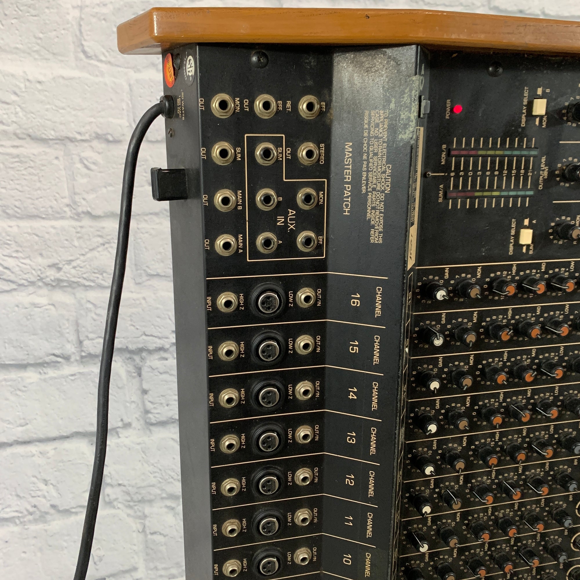 Peavey 16-Channel MD-16 Powered Mixer Console - Evolution Music