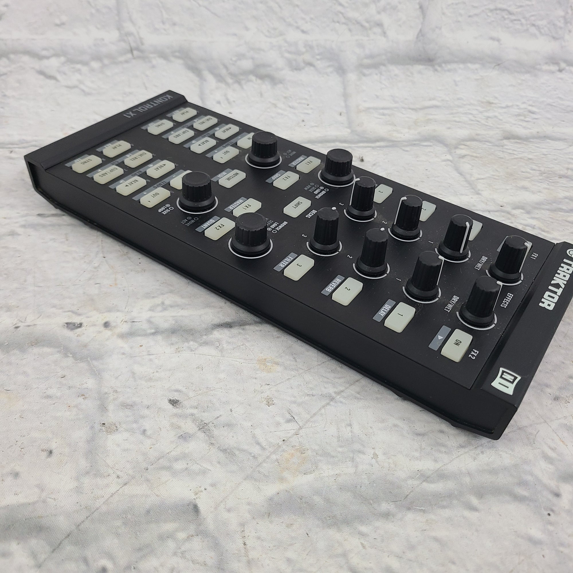 TRAKTOR KONTROL X1 DJコントローラー 箱、専用ケース付 - メルカリ