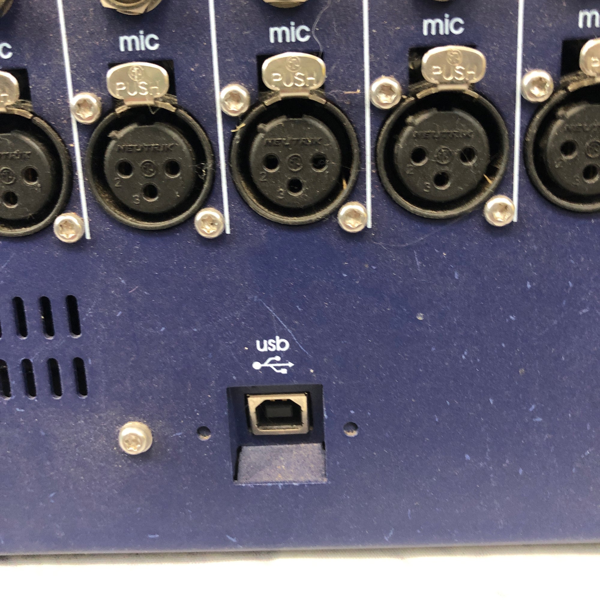 Midas Venice U32 32-Channel Mixing Console / USB Interface