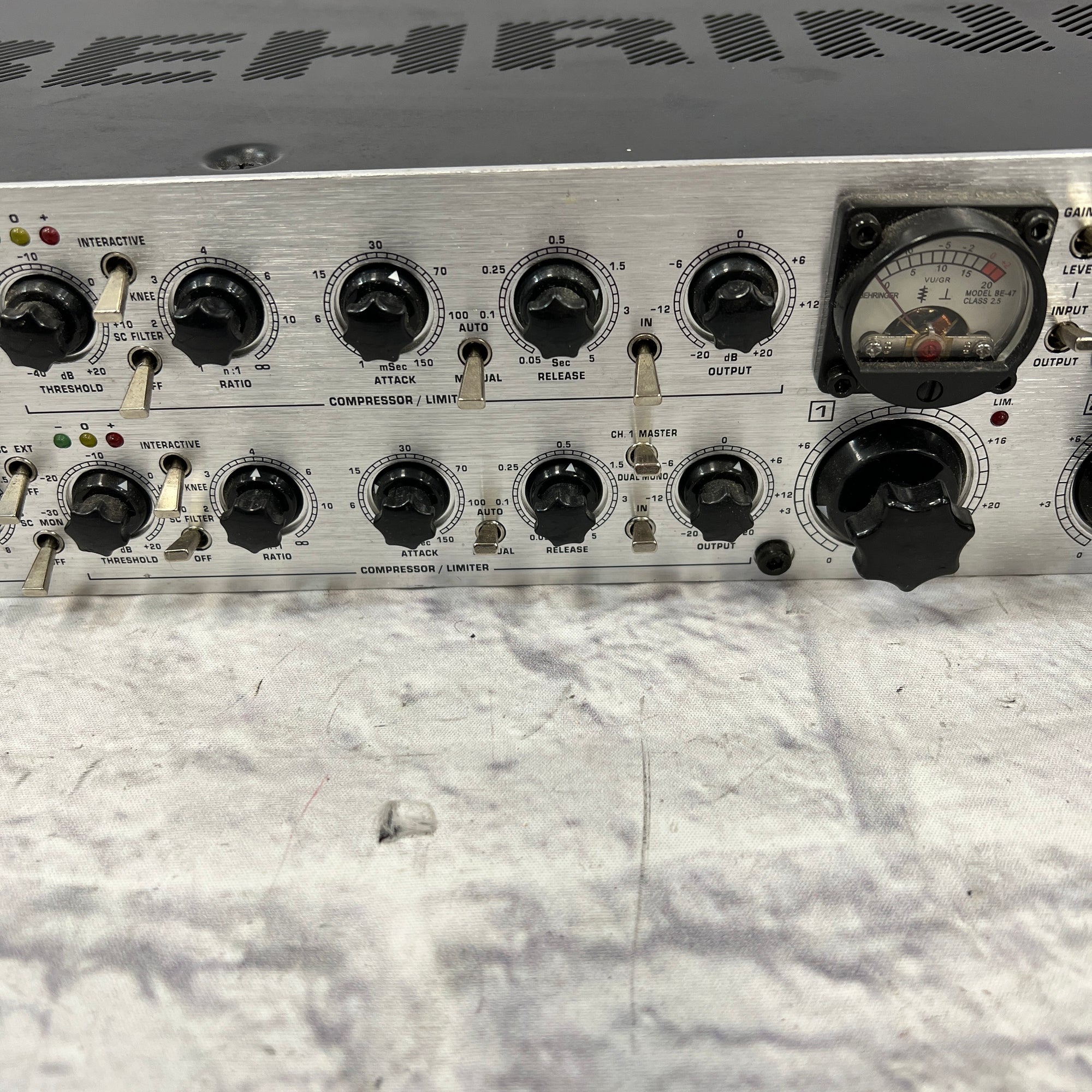 Behringer Rack Compressor Behringer T1952 Rack Tube Compressor - Evolution Music