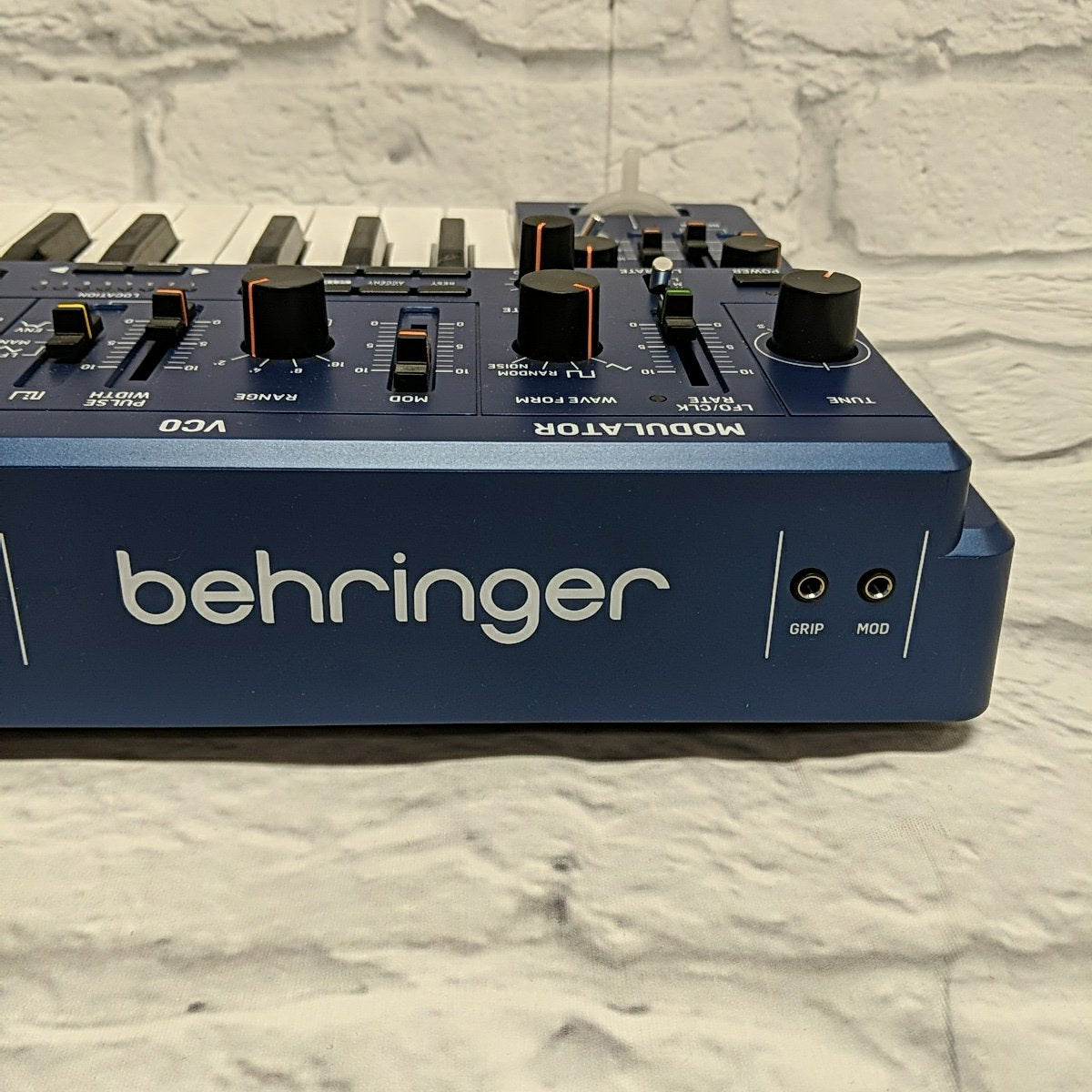 Behringer MS-1-BU Analog Synthesizer with Handgrip - Blue