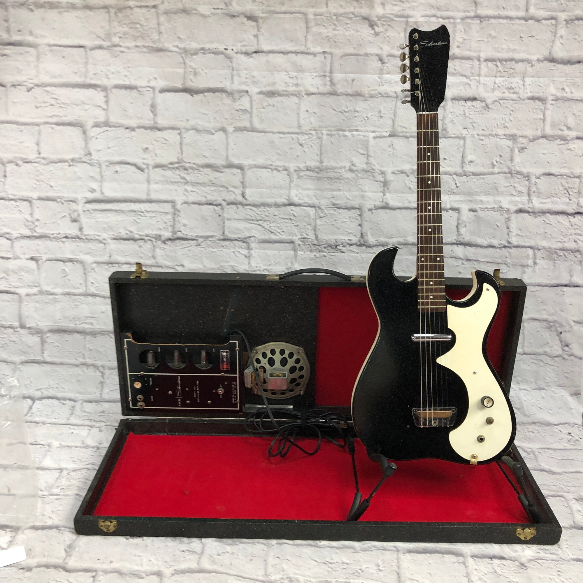 Silvertone Model 1448 Single Pickup with Amp in Case