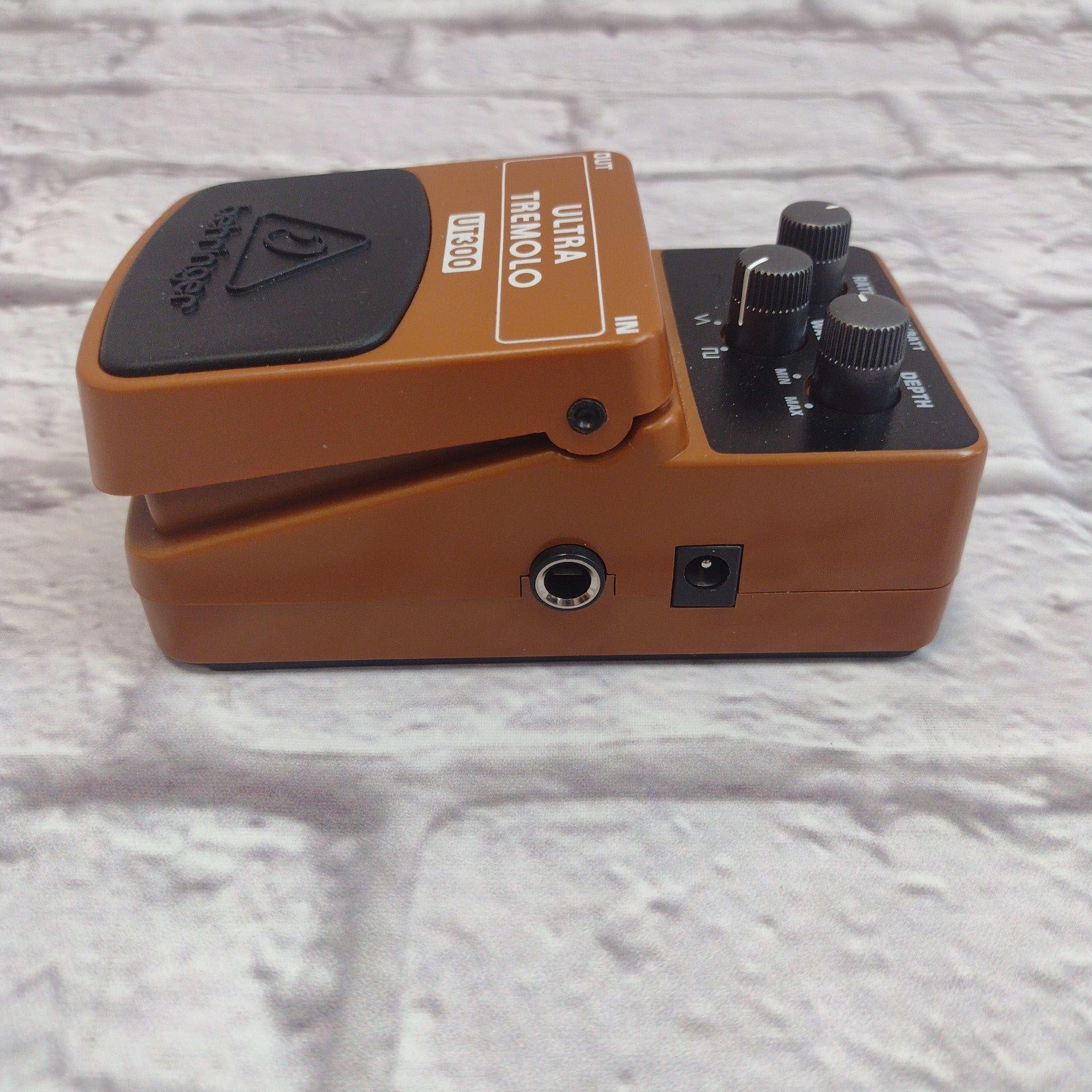 Behringer UT300 Ultra Tremolo Pedal