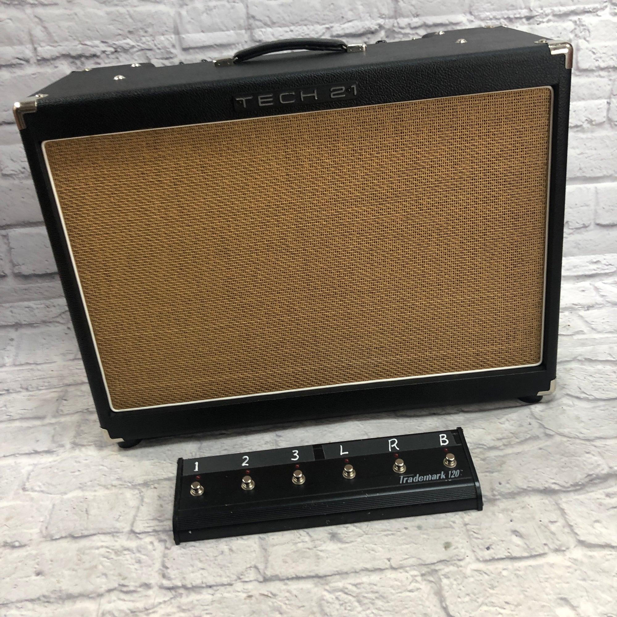 Tech 21 Trademark 120 with 6 Button Footswitch and Cover