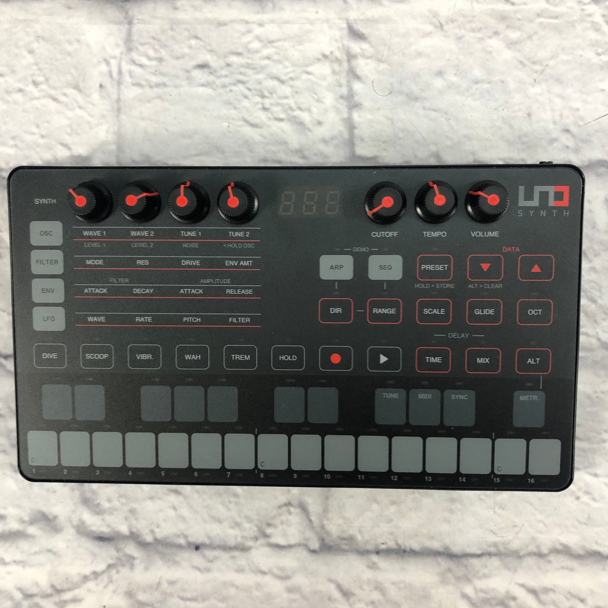 IK Multimedia Uno Analog Synthesizer