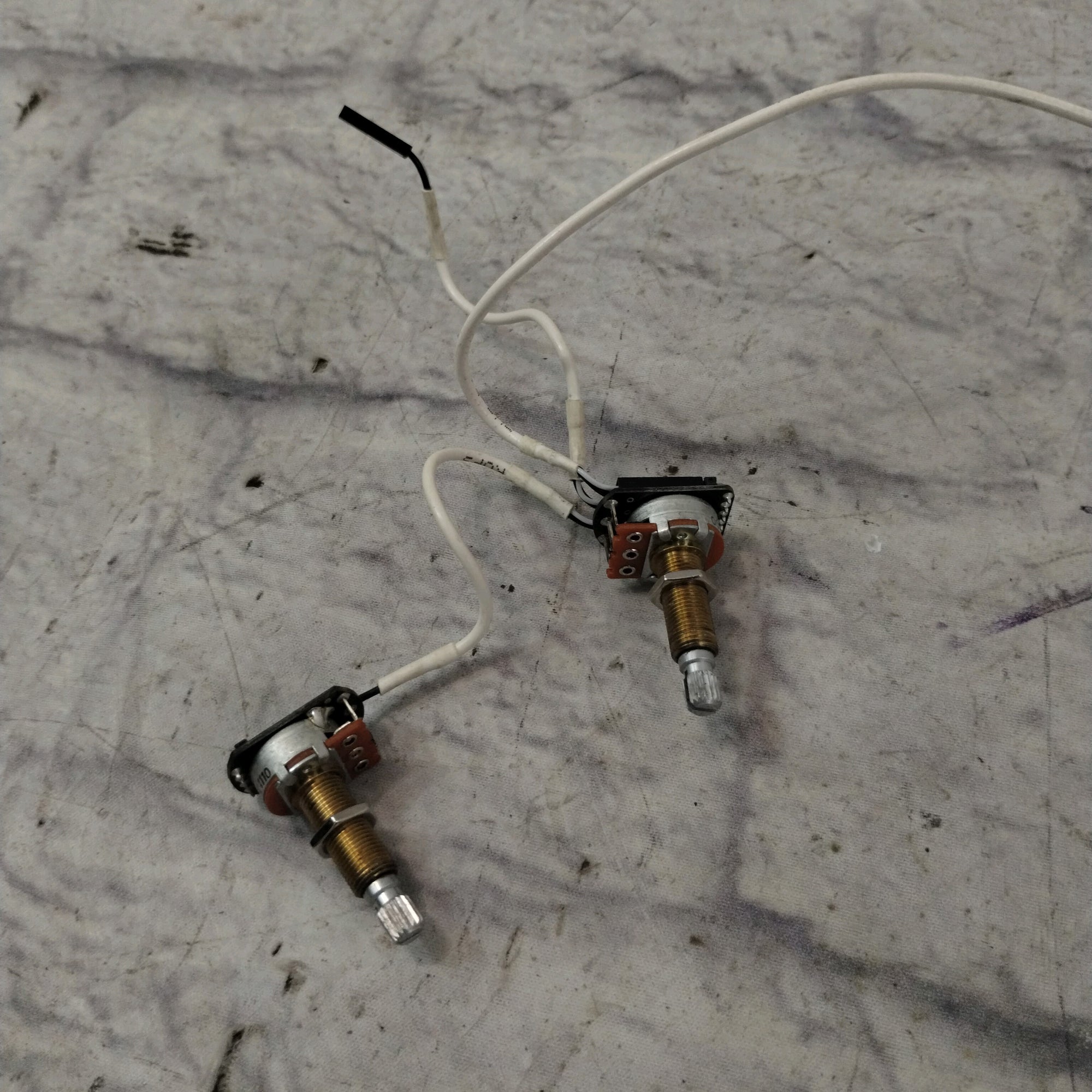 EMG 81 and 85 Active Guitar Pickups With Wiring