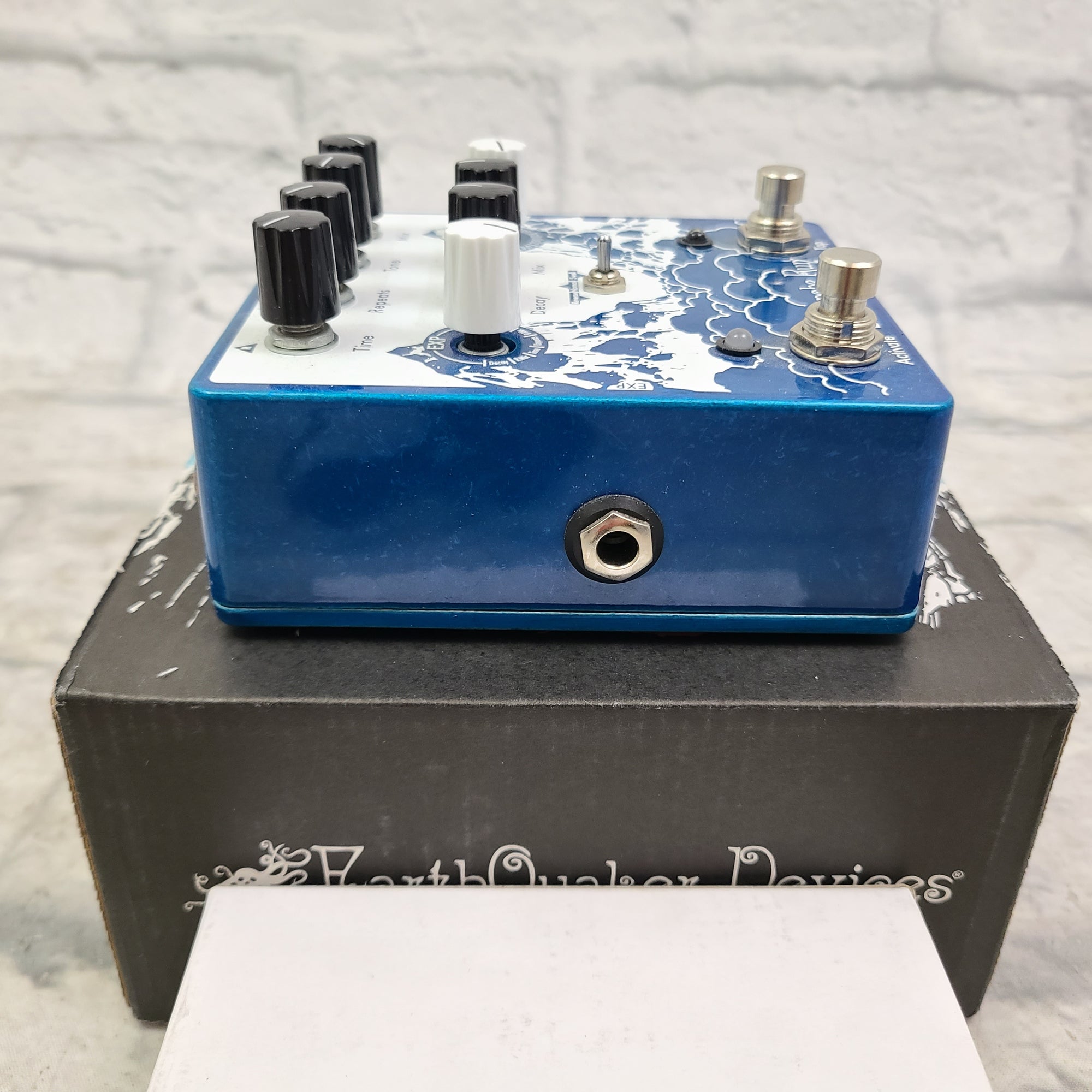 EarthQuaker Devices Avalanche V1 reverb and Delay Reverb
