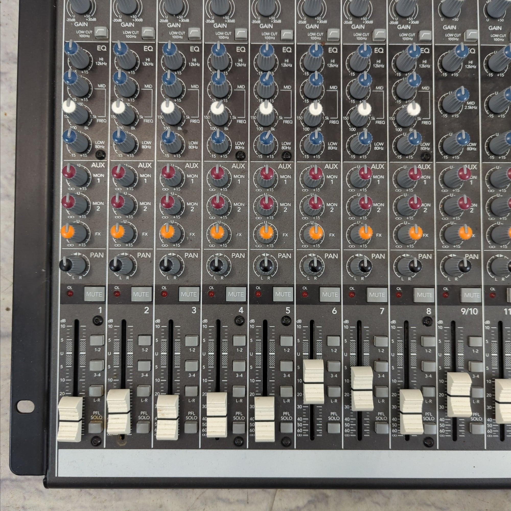 Mackie ProFX16 16-Channel 4-Bus Effects Mixer