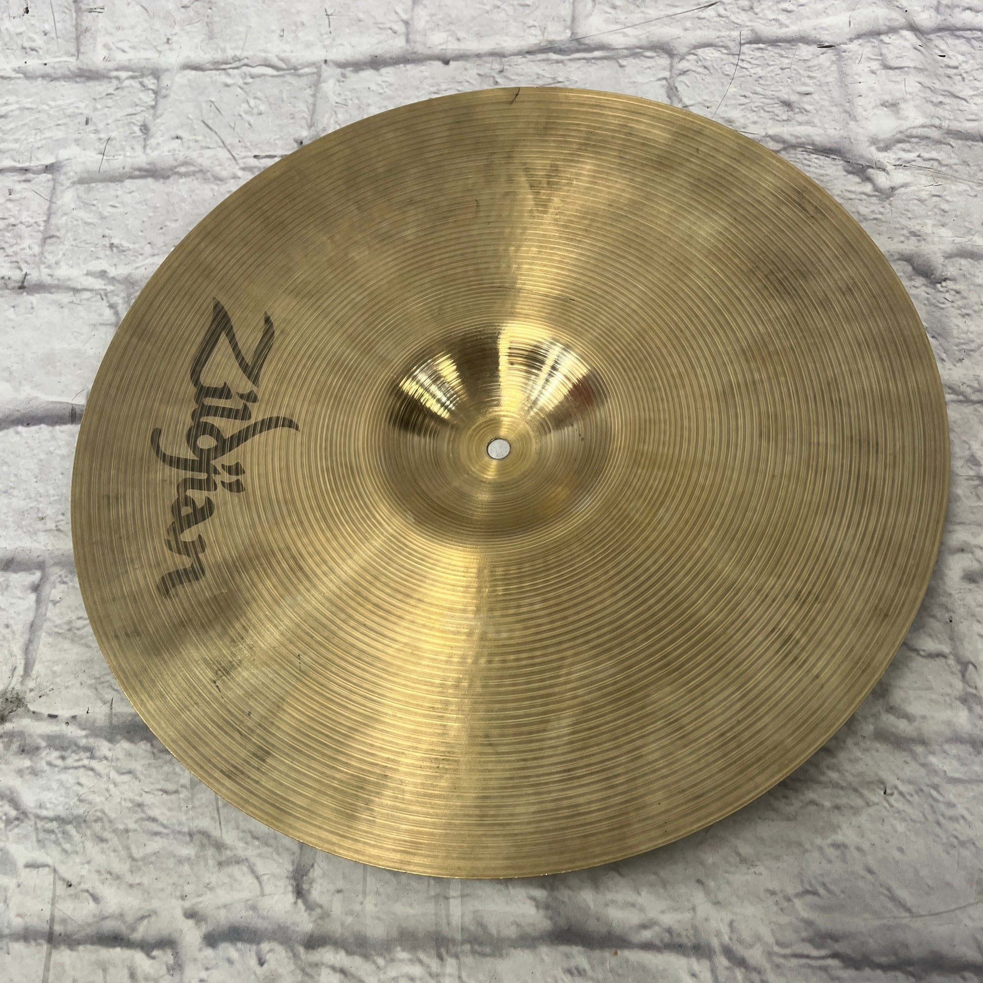 Zildjian Avedis 18 Crash Cymbal (Cracked)