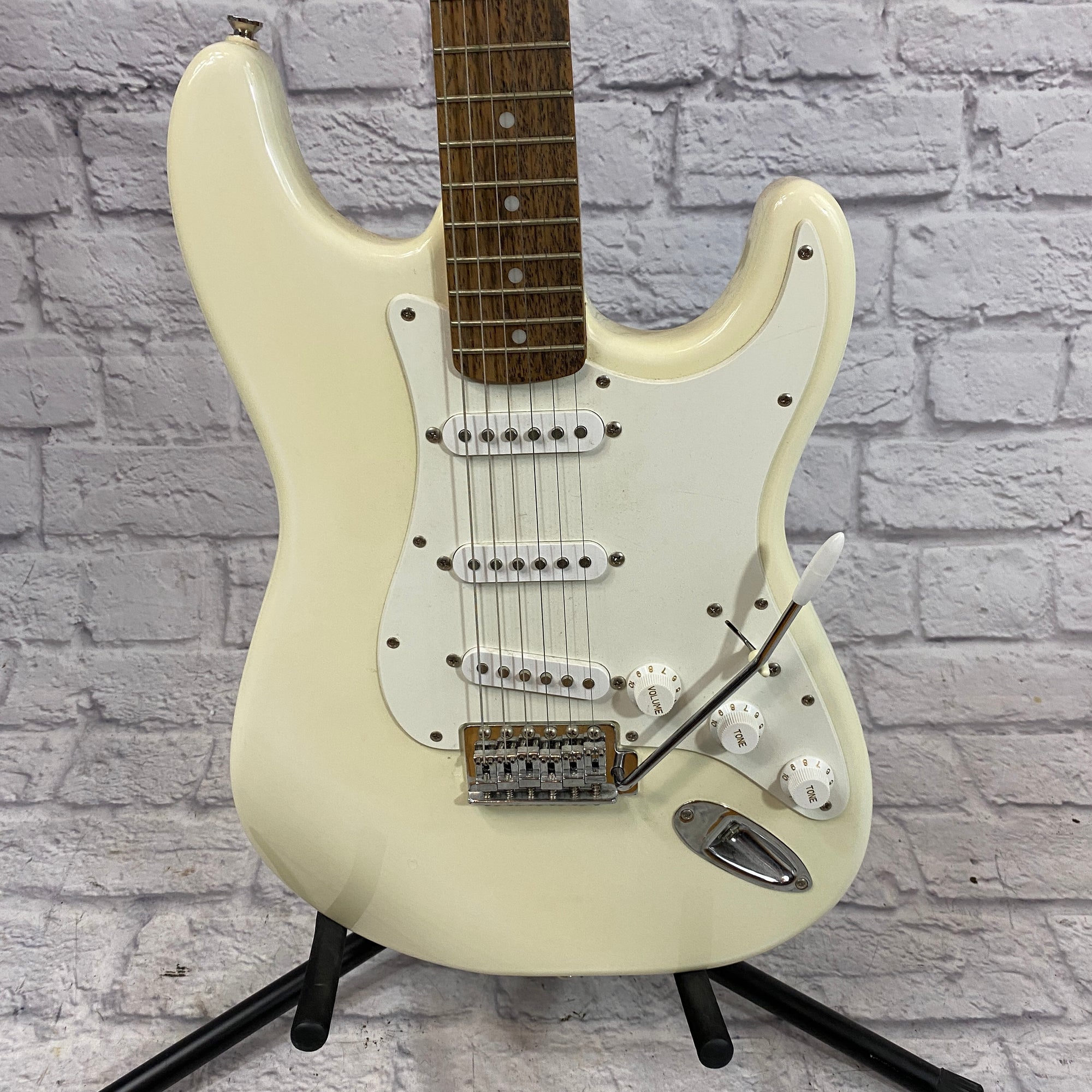 Fender Affinity Series Stratocaster Electric Guitar - White