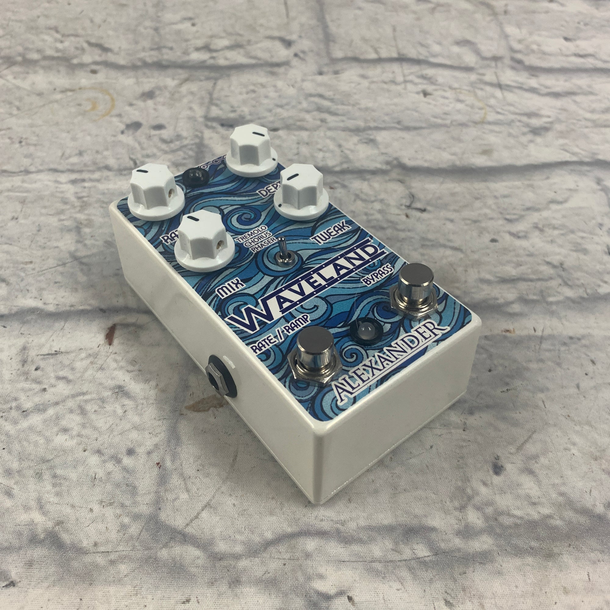 chorus and tremolo pedal Alexander Pedals Waveland Chorus Reverb Tremolo Pedal