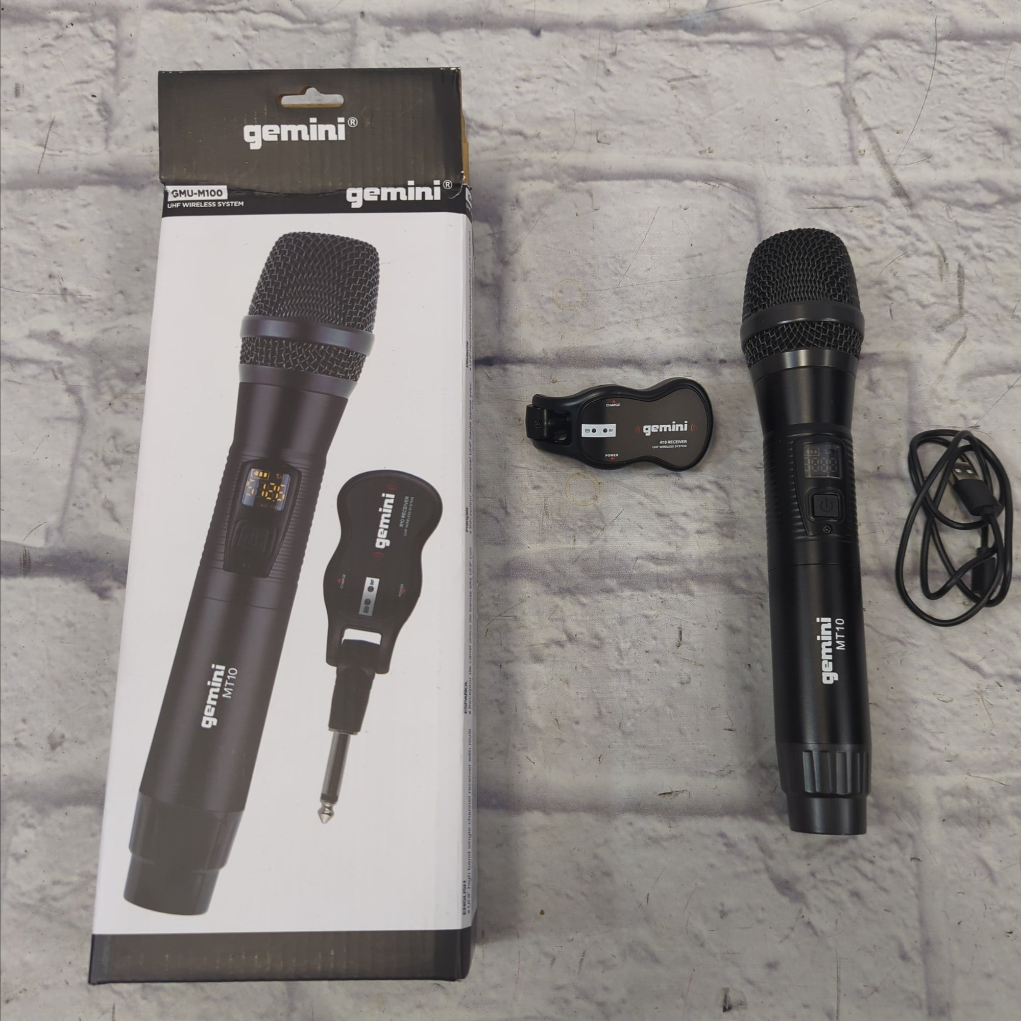 GMU-M100: UHF Wireless Microphone System