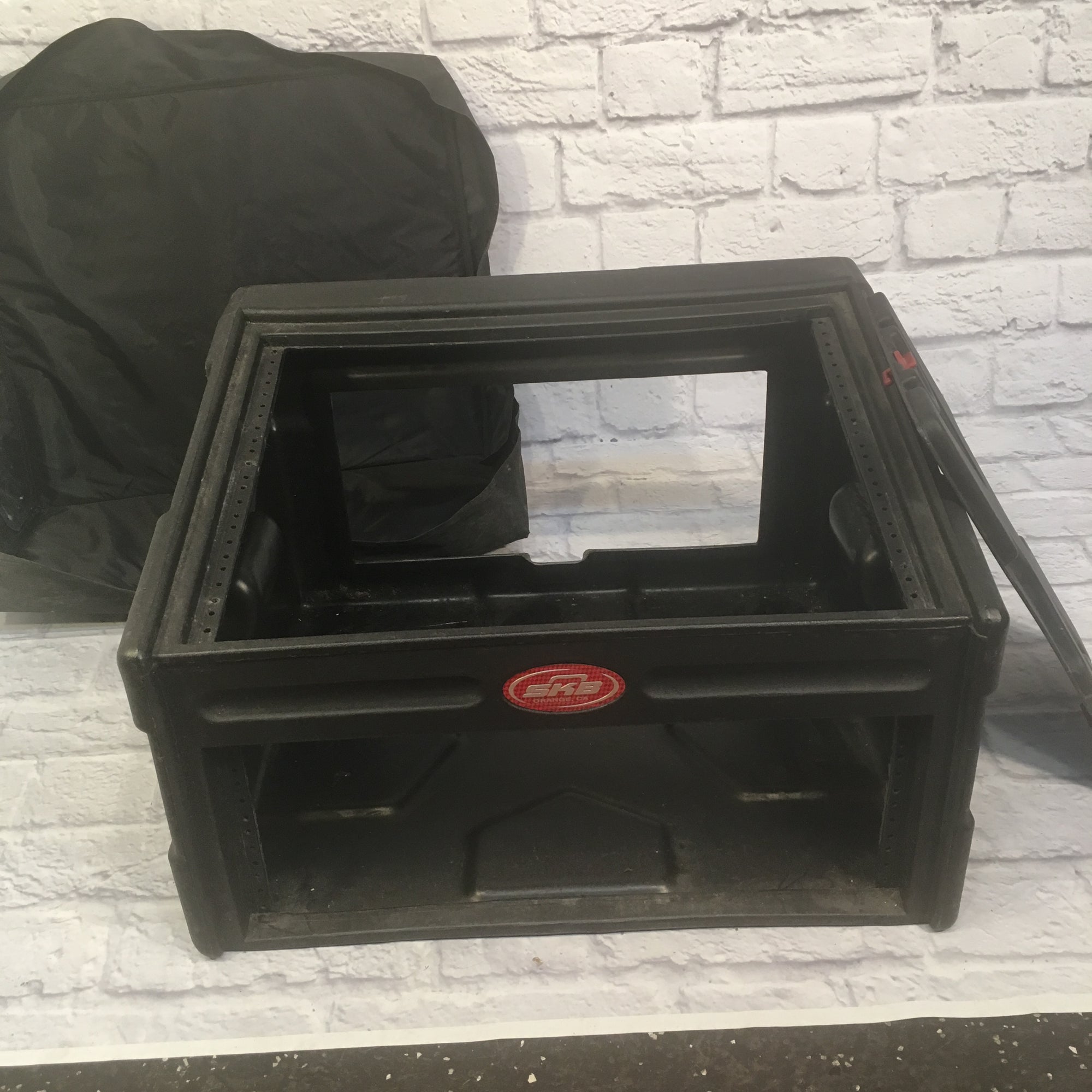 SKB 4U Rack w 8U Angled Top For Mixer