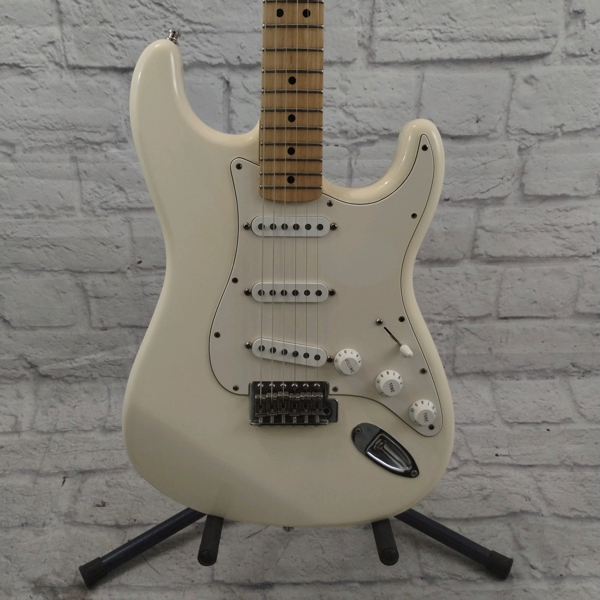 Fender Standard Stratocaster (MIM) White Electric Guitar w/ American Pickups