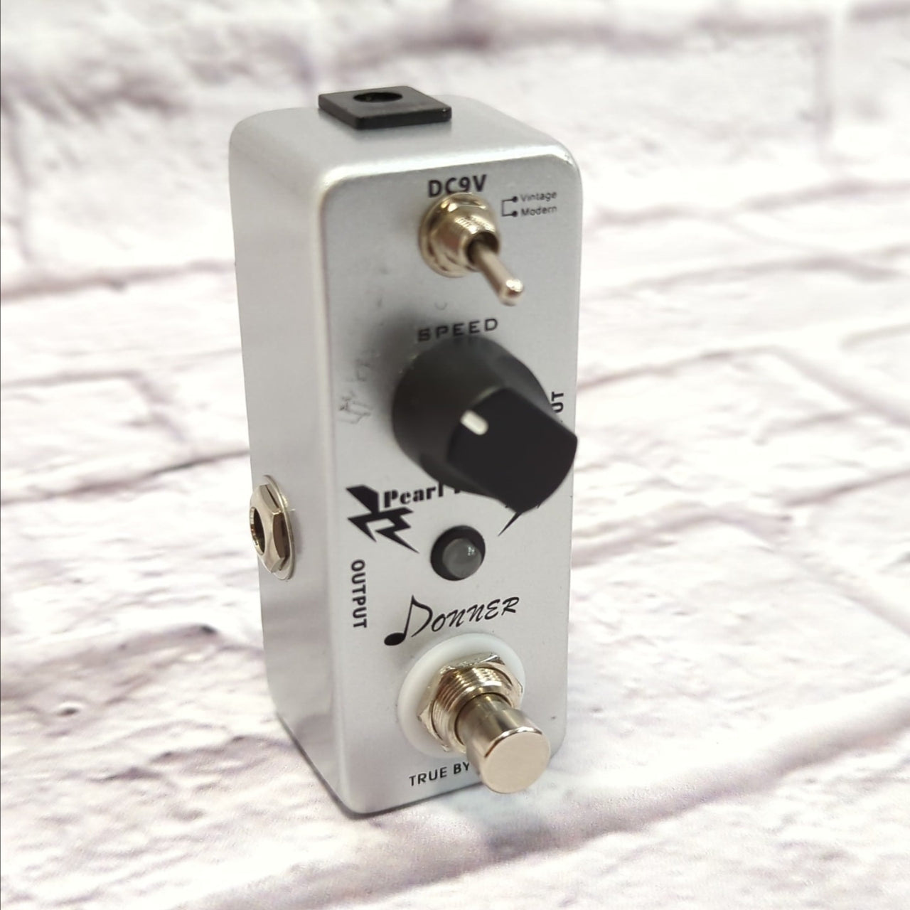 Donner Pearl Tremor Modulation Pedal