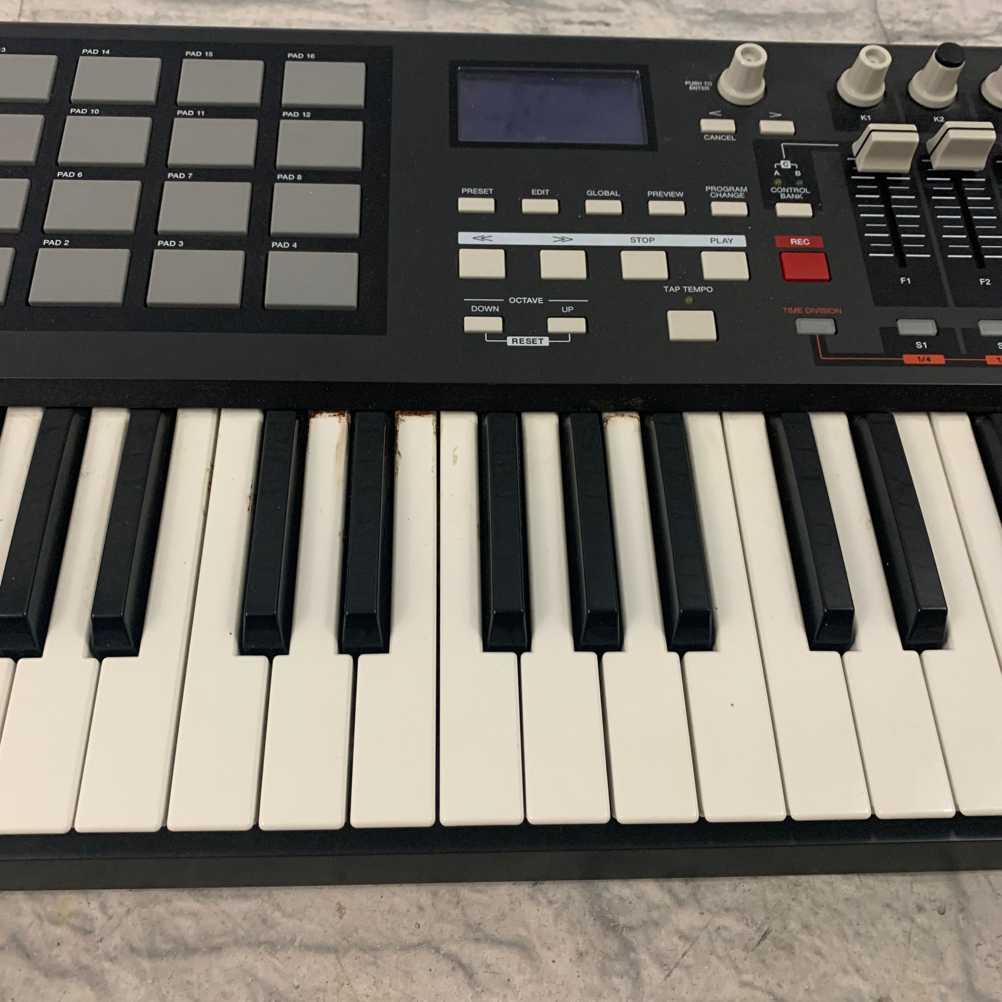 Akai MPK61 Midi Controller