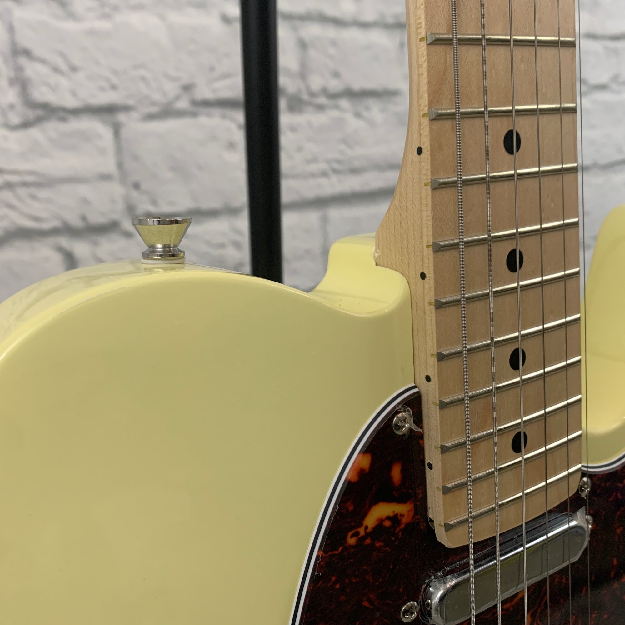 Nashville Guitar Works 125 Single Cutaway - Ivory, Maple Fretboard