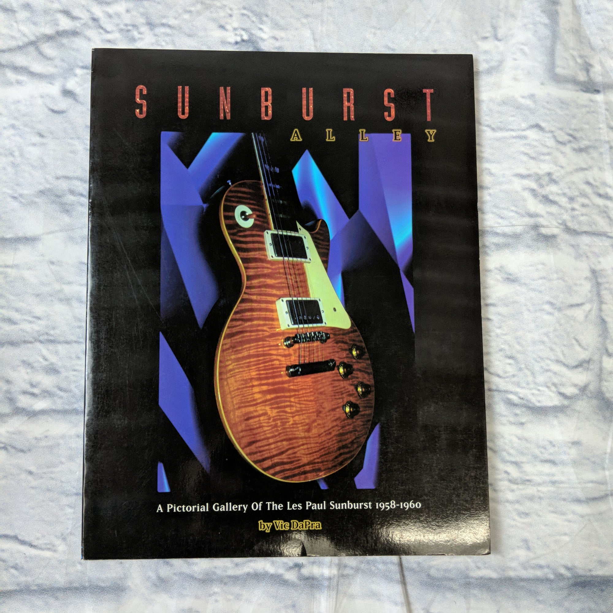 Sunburst Alley : A Pictorial Book Of The Gibson Les Paul Guitars By Vic Dapra