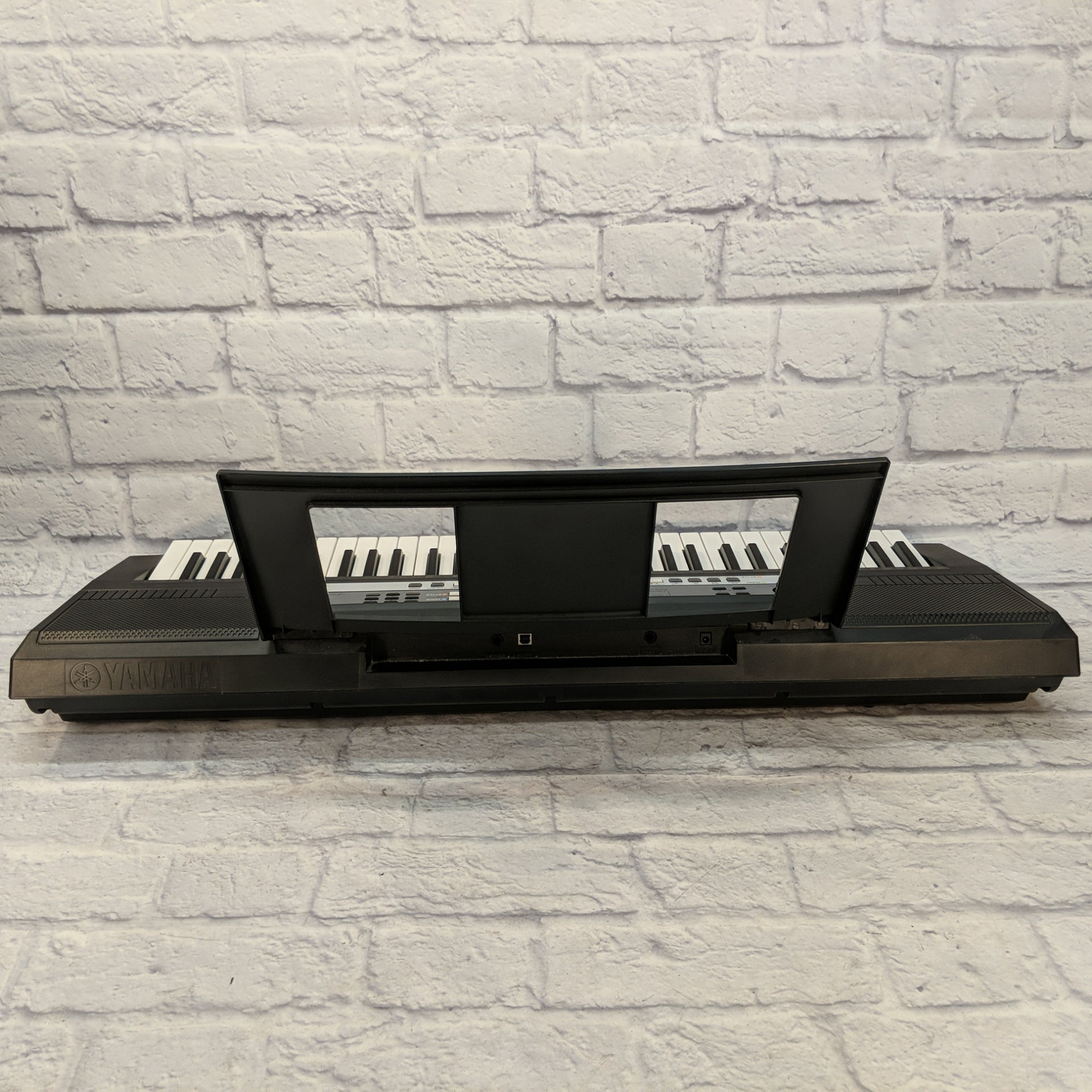 Yamaha YPT240 61-Key Portable Keyboard with USB