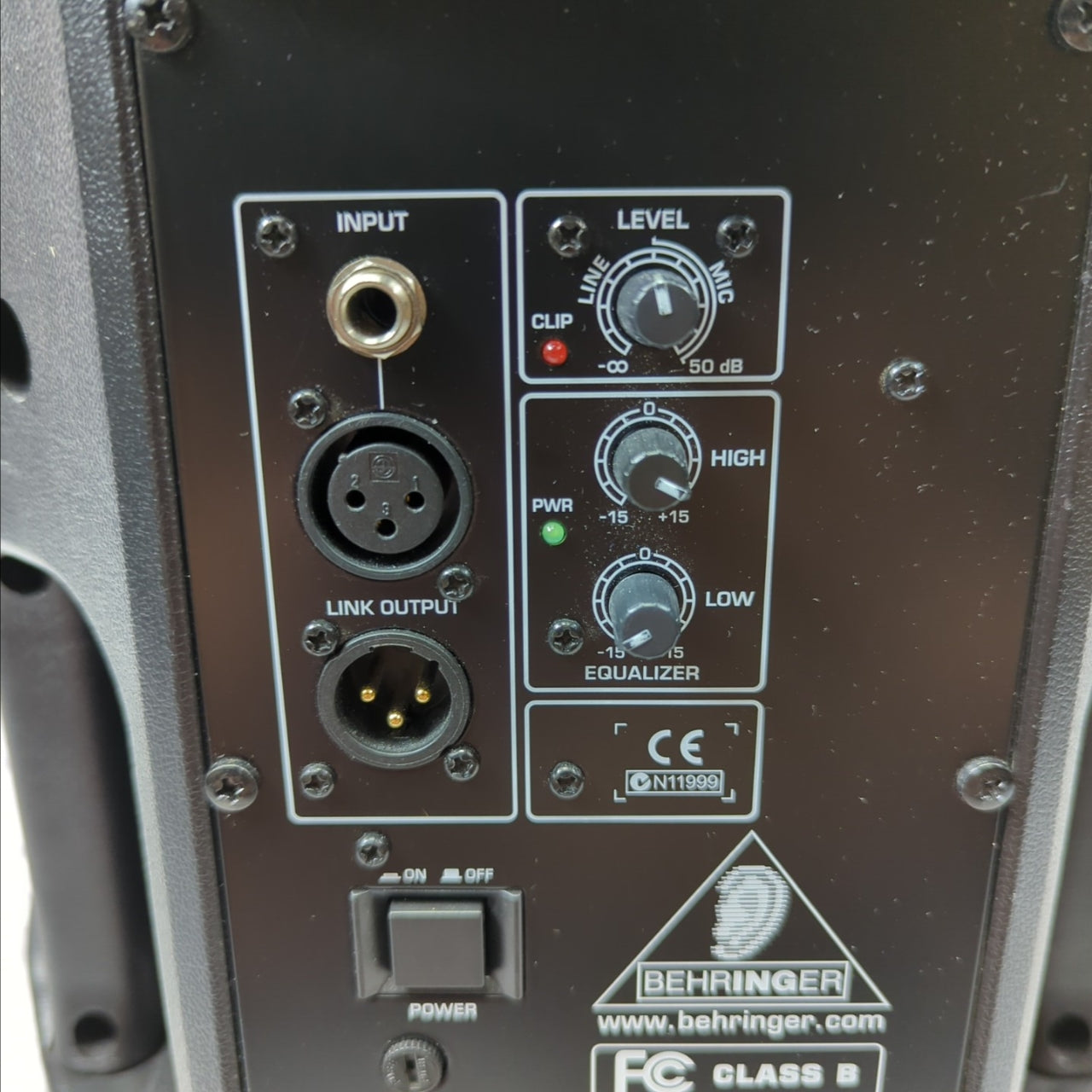 Behringer Eurolive B212D 550-Watt 12" Powered Speaker