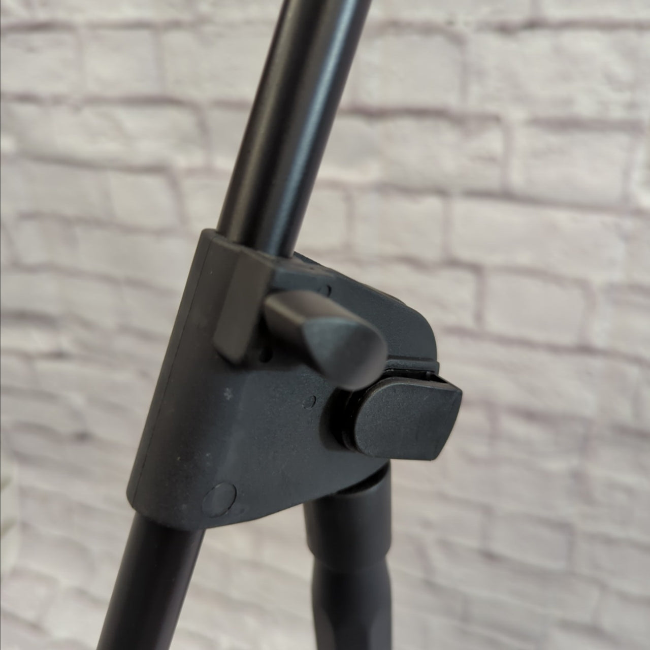 Peavey PV11 Dynamic Microphone, XLR Cable, Boom Microphone Stand Set