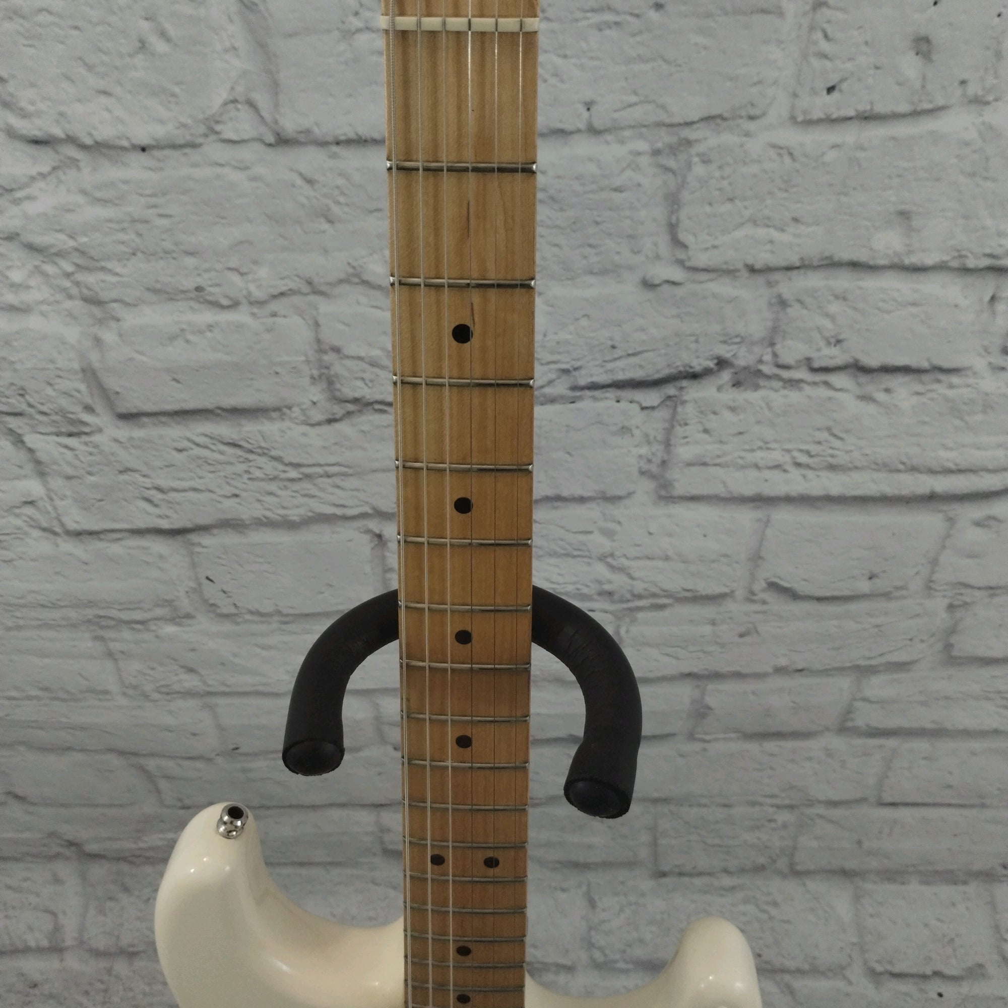 Fender Standard Stratocaster (MIM) White Electric Guitar w/ American Pickups