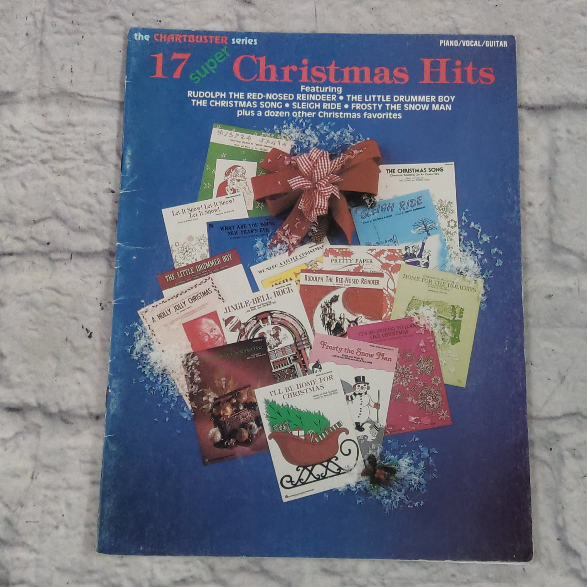 Hal Leonard 17 Super Christmas Hits Piano Vocal Guitar Book