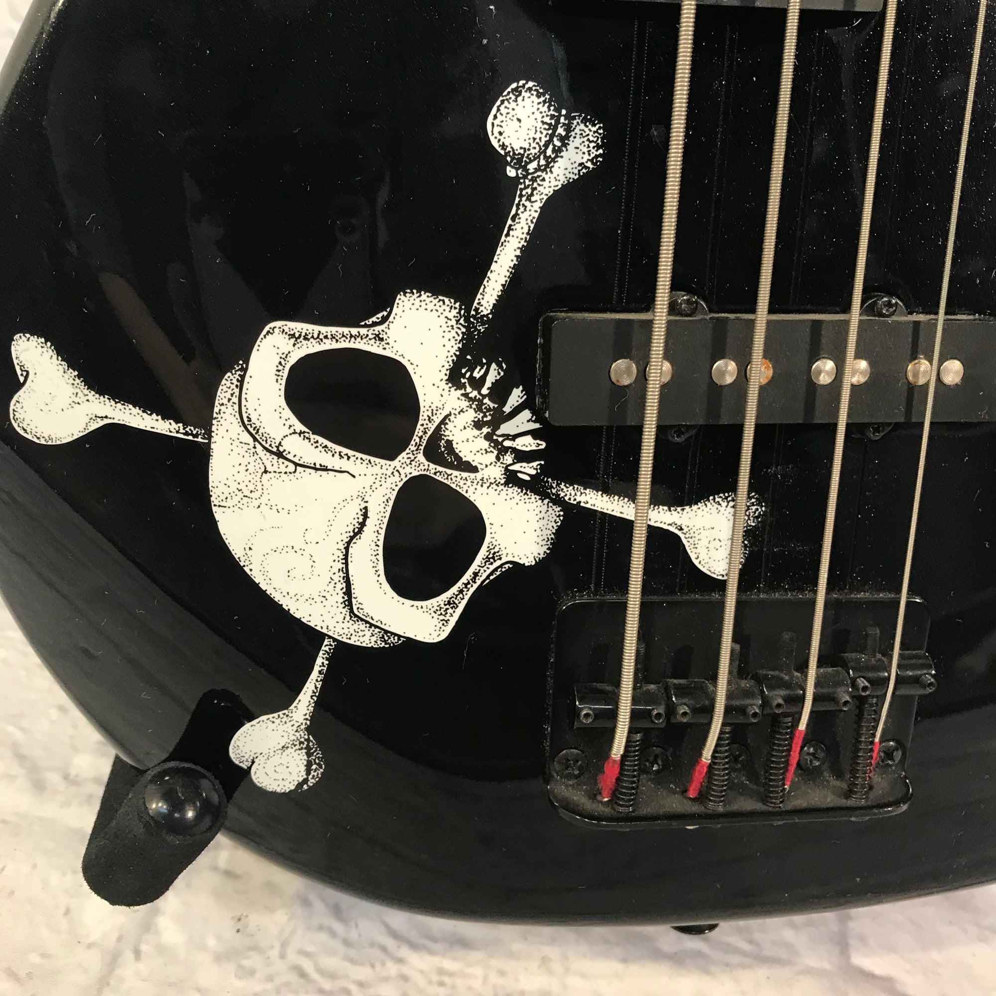squier skull bass