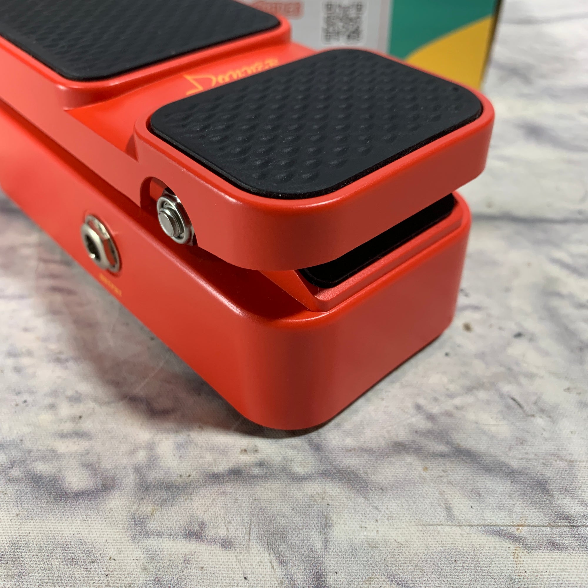 Donner Vowel Wah Volume Pedal w/ Box