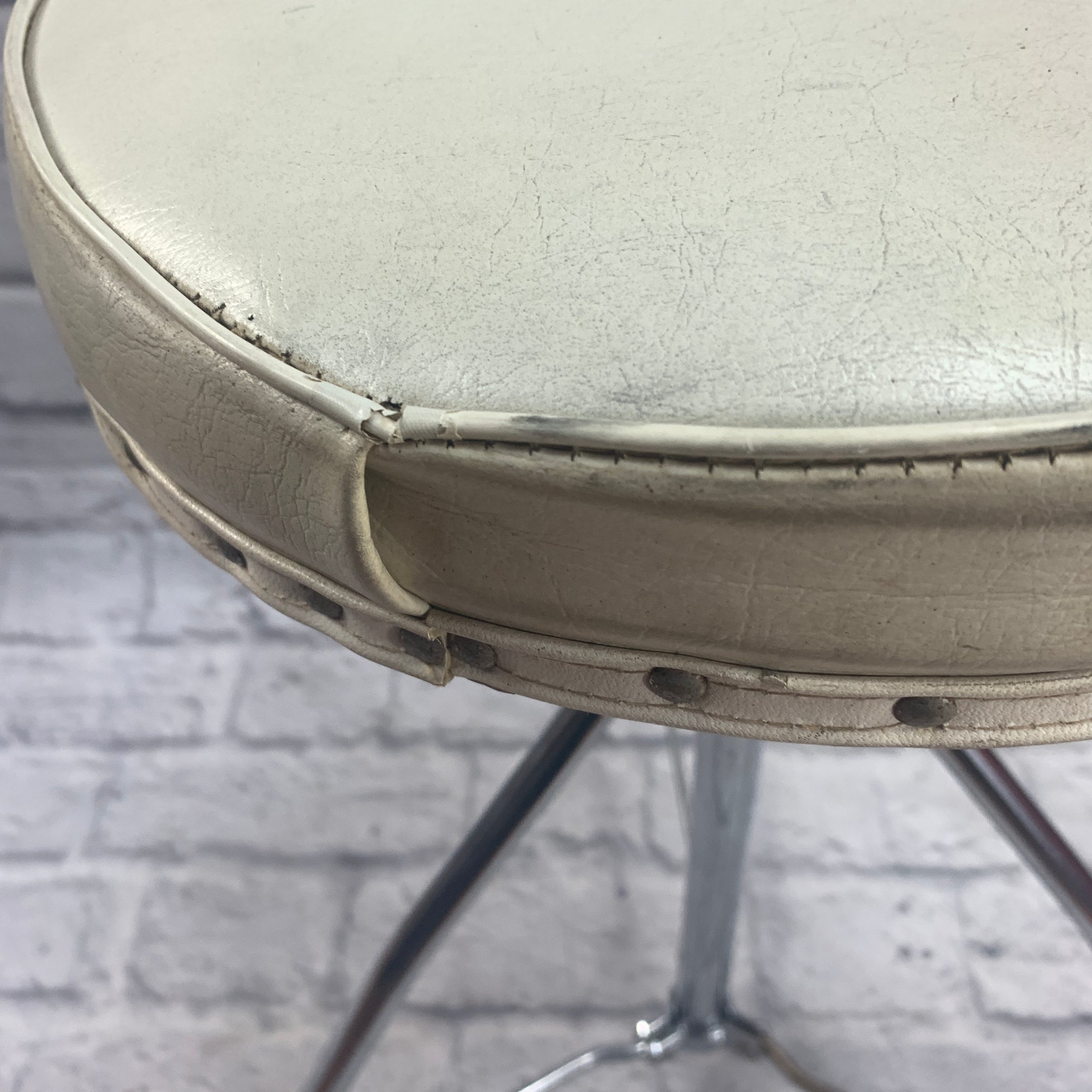 Vintage Slingerland White Drum Throne