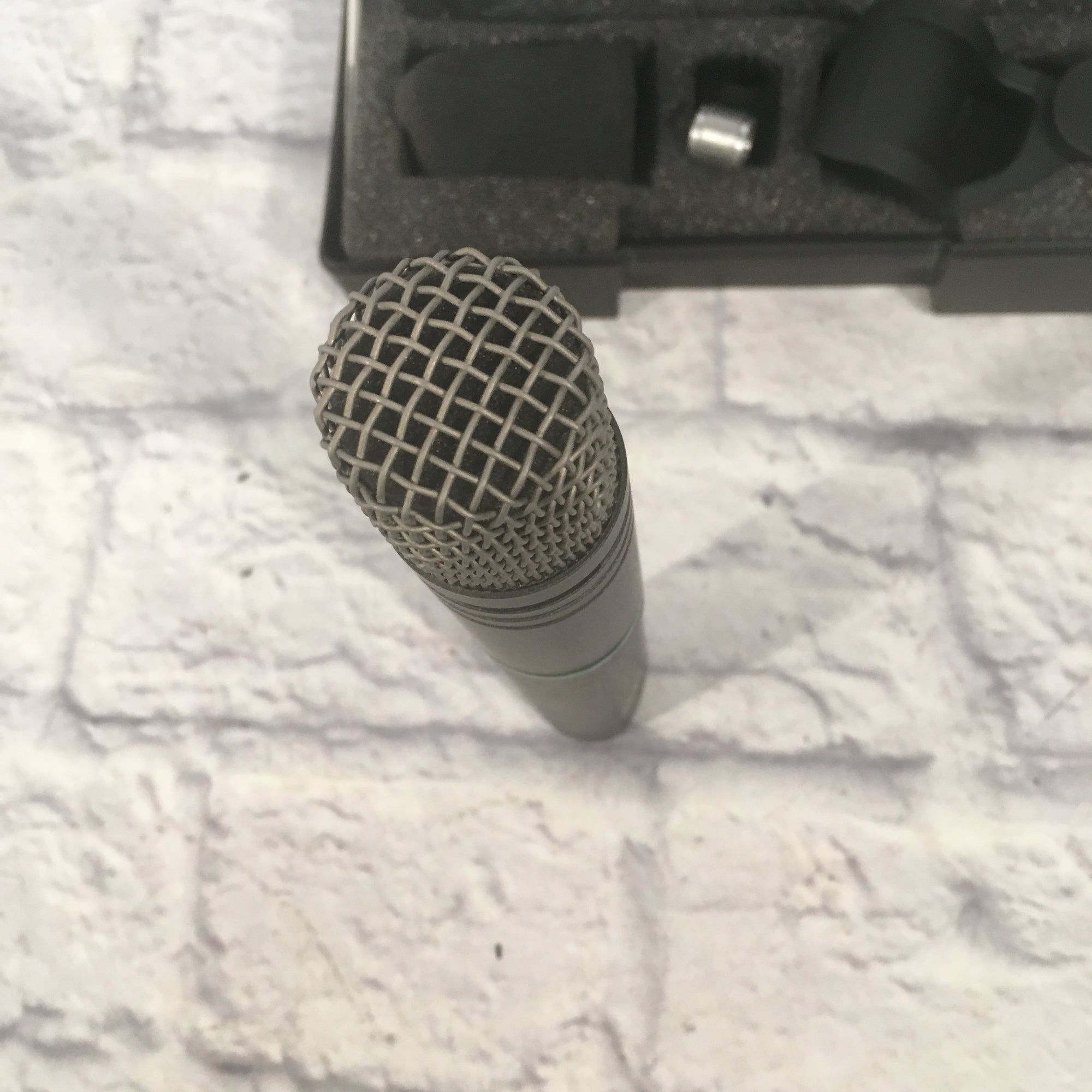 AKG C 1000 S Cardioid Condenser Microphone w Case