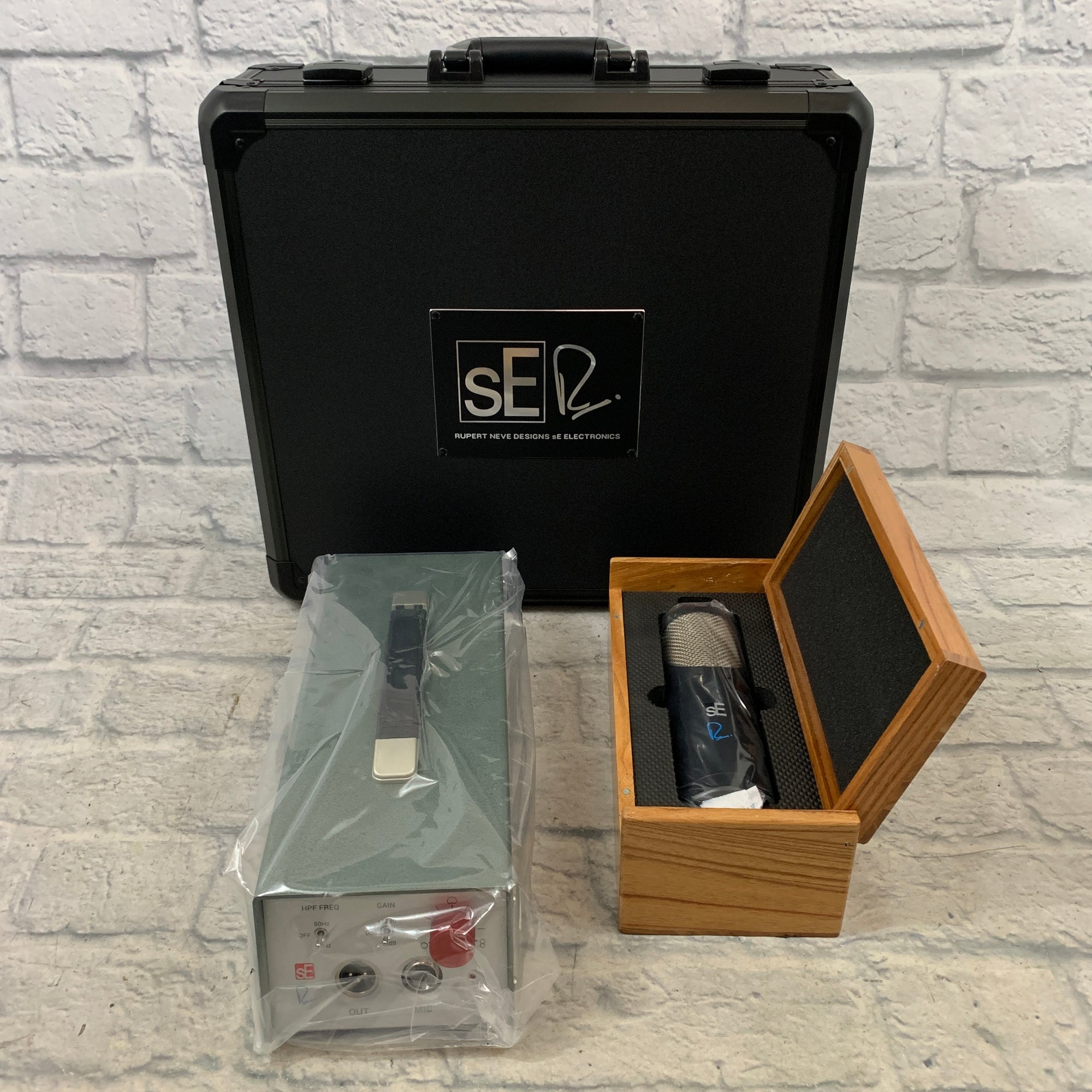 sE Electronics RNT Multi-Pattern Tube Condenser Microphone Rupert Neve