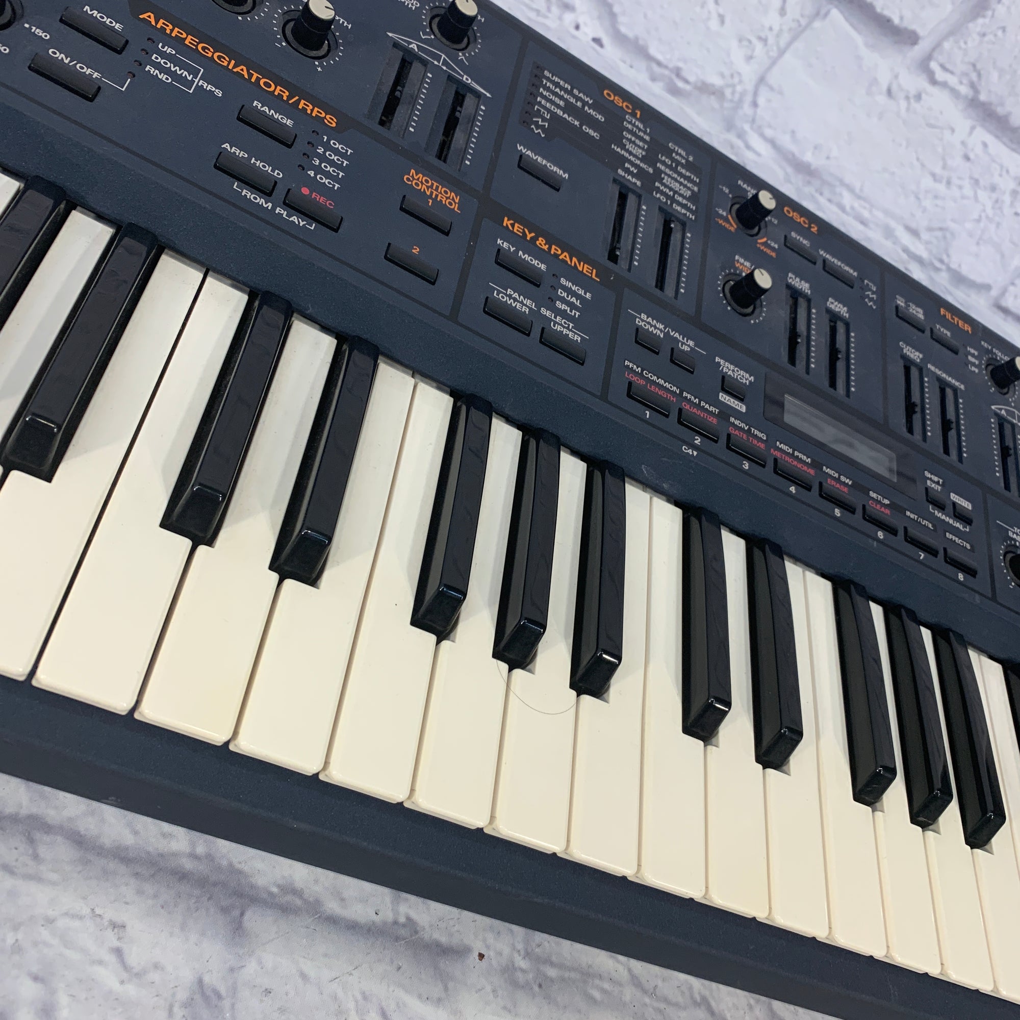 Roland JP-8000 Analog Modeling  Synthesizer