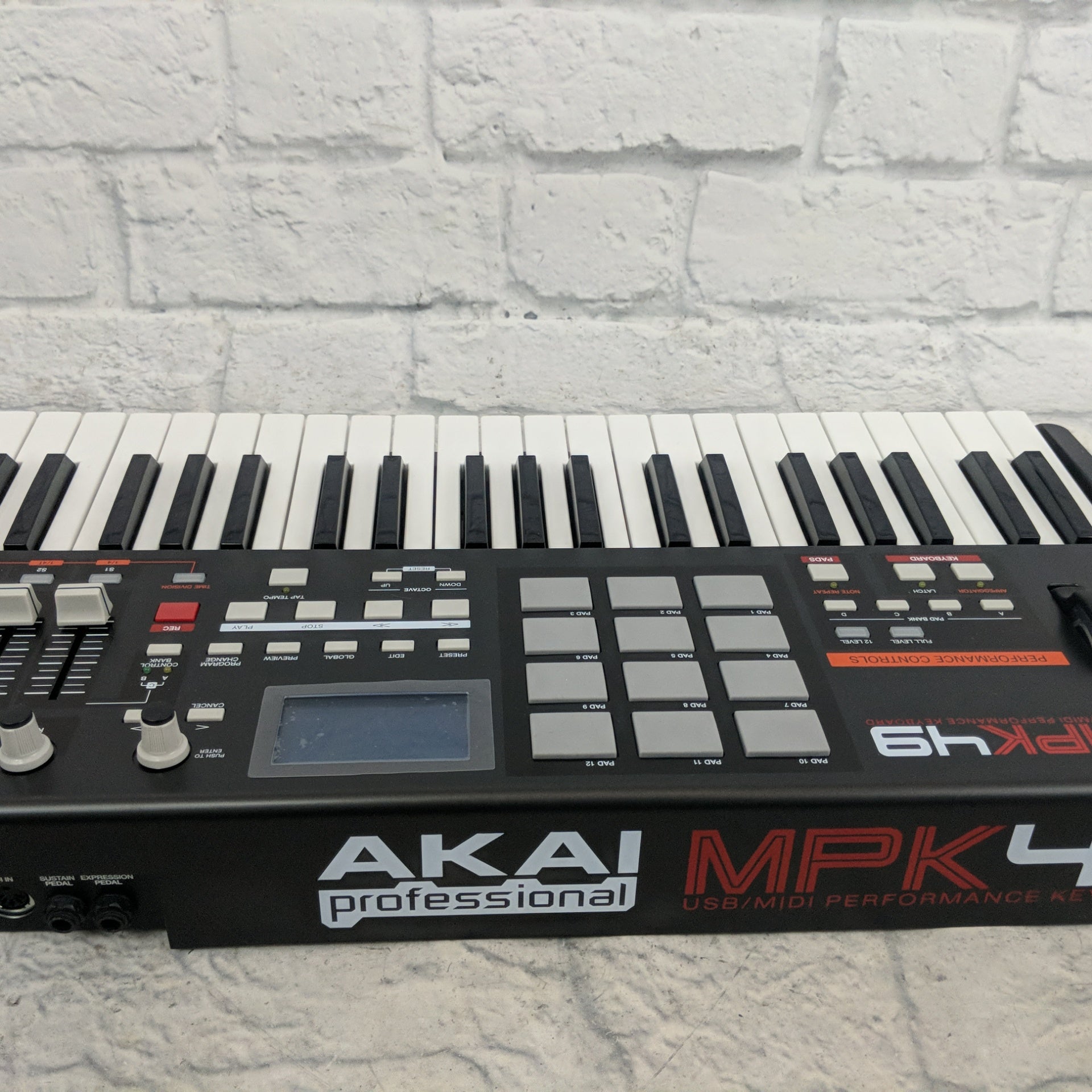 Akai MPK49 MIDI/USB Keyboard Controller with Hardshell Case
