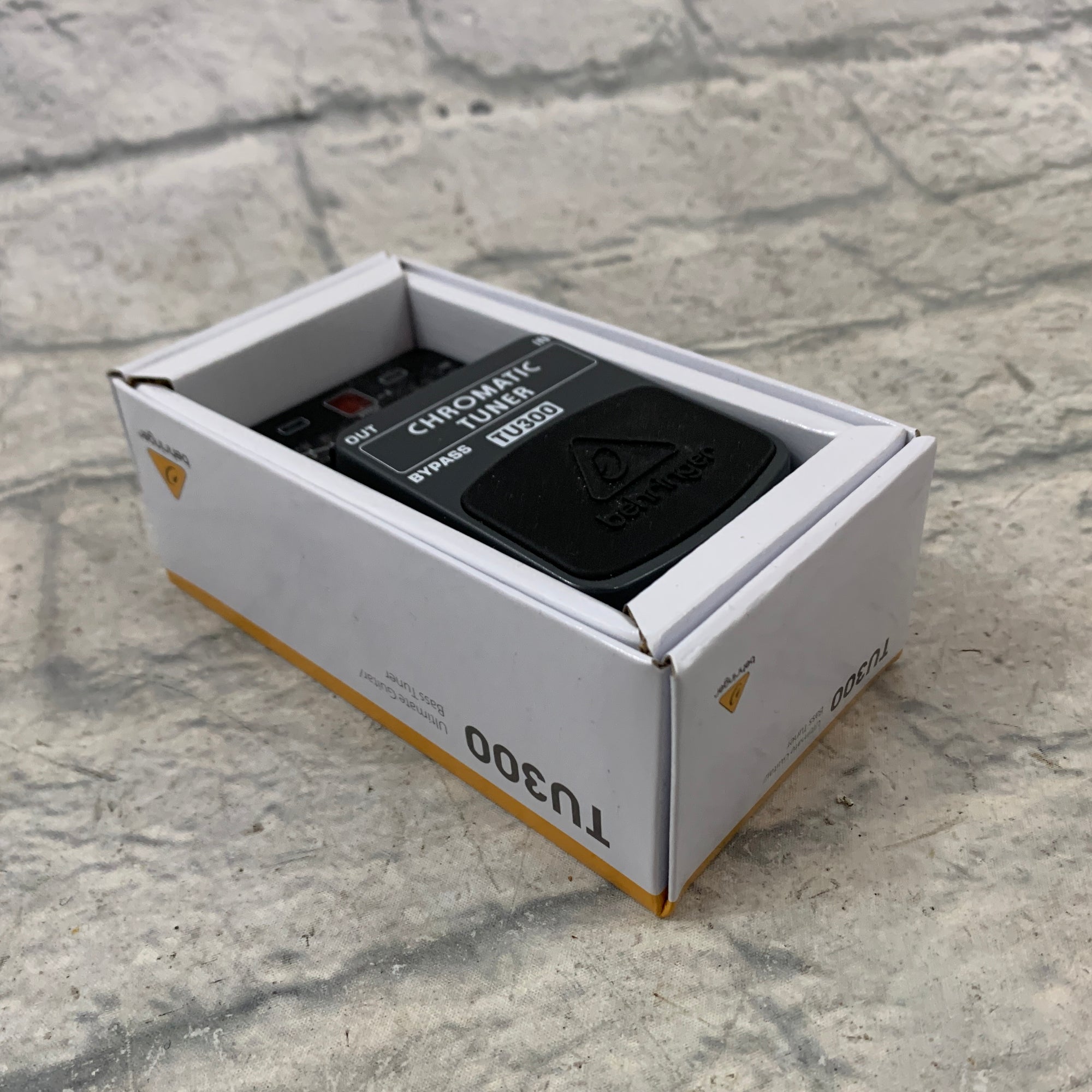 Behringer Chromatic Tuner Pedal TU300