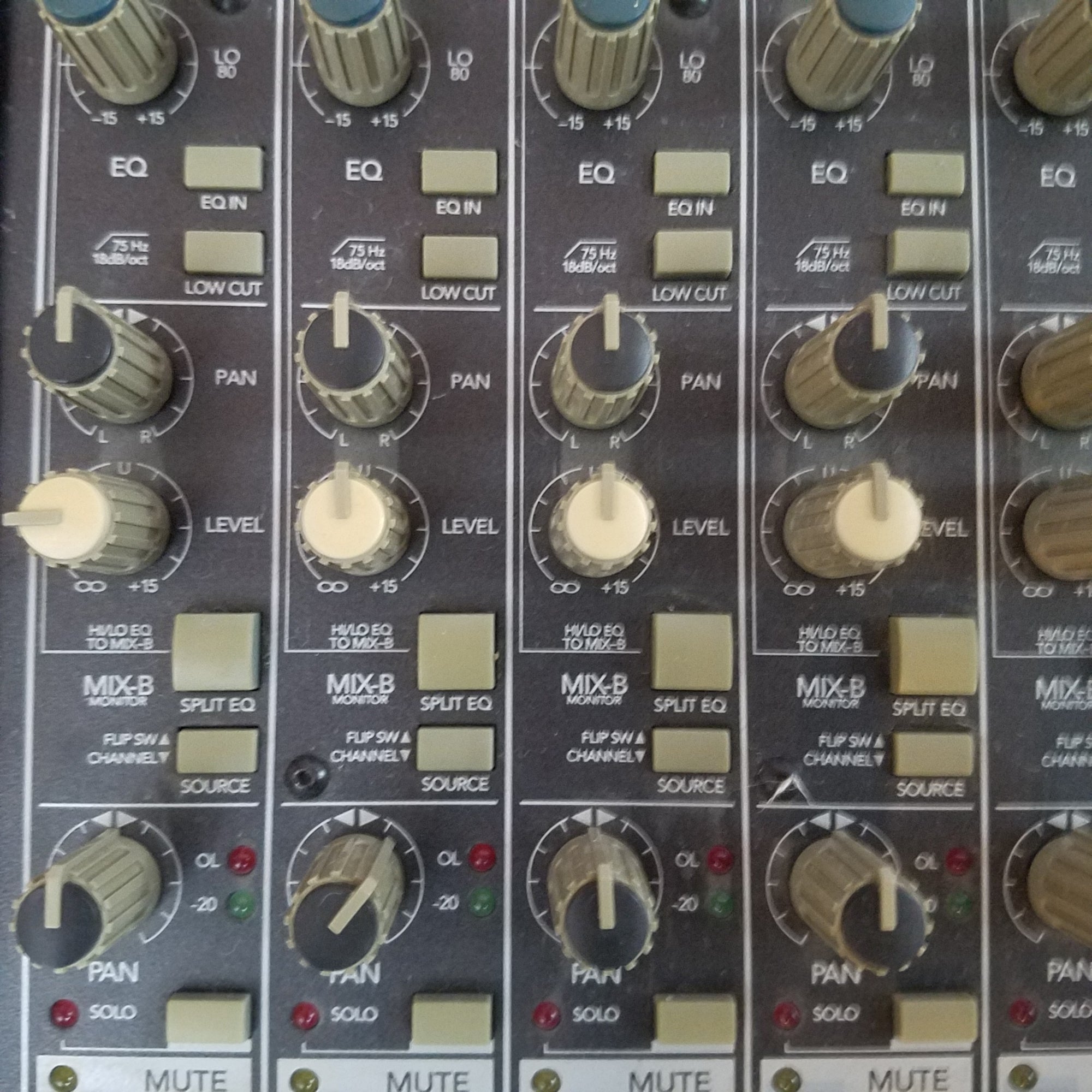Mackie 32x8 8-Bus 32 Channel Analog Mixer with Power Supply