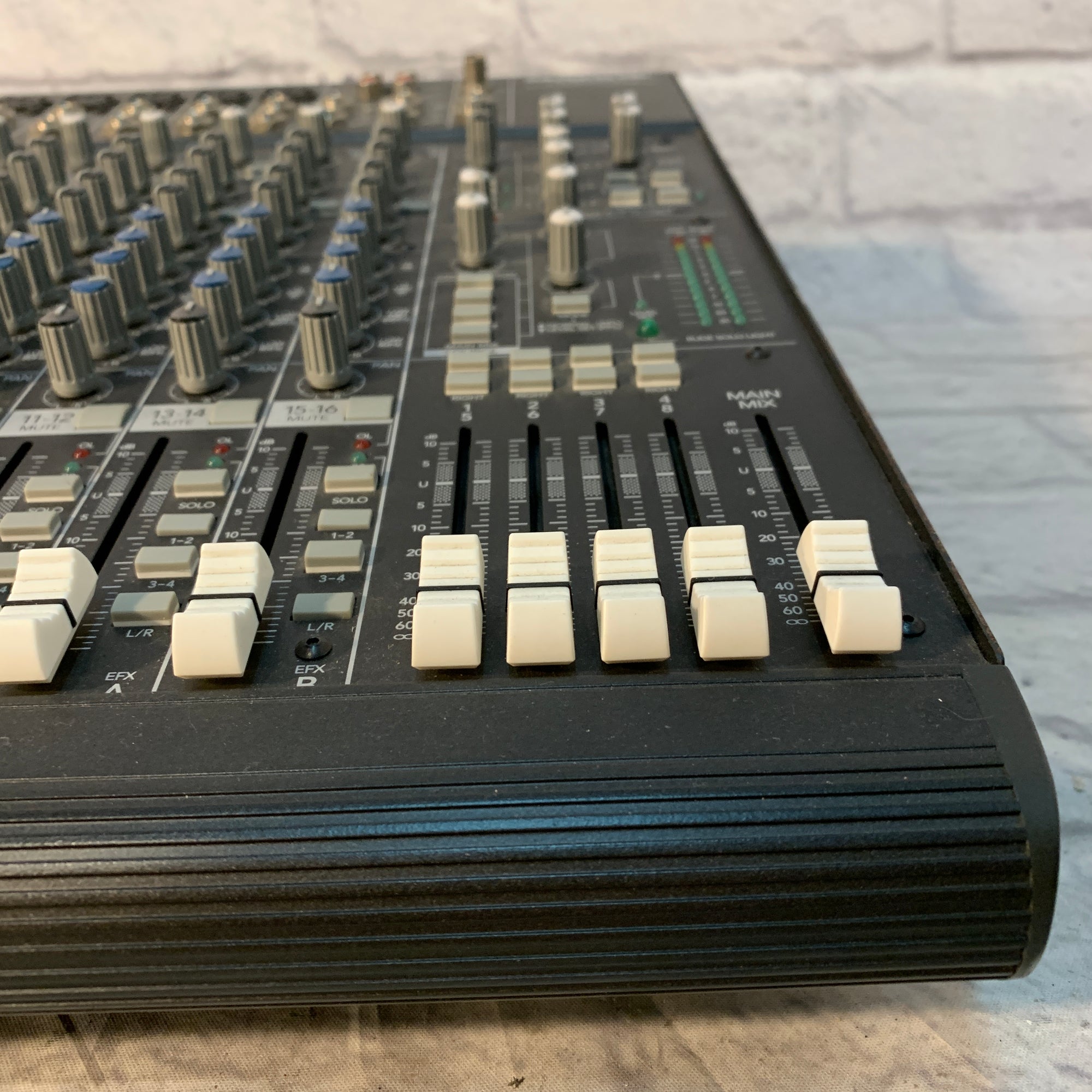 Mackie 1642-VLZ Pro 16-Channel Mic / Line Mixer - Evolution Music