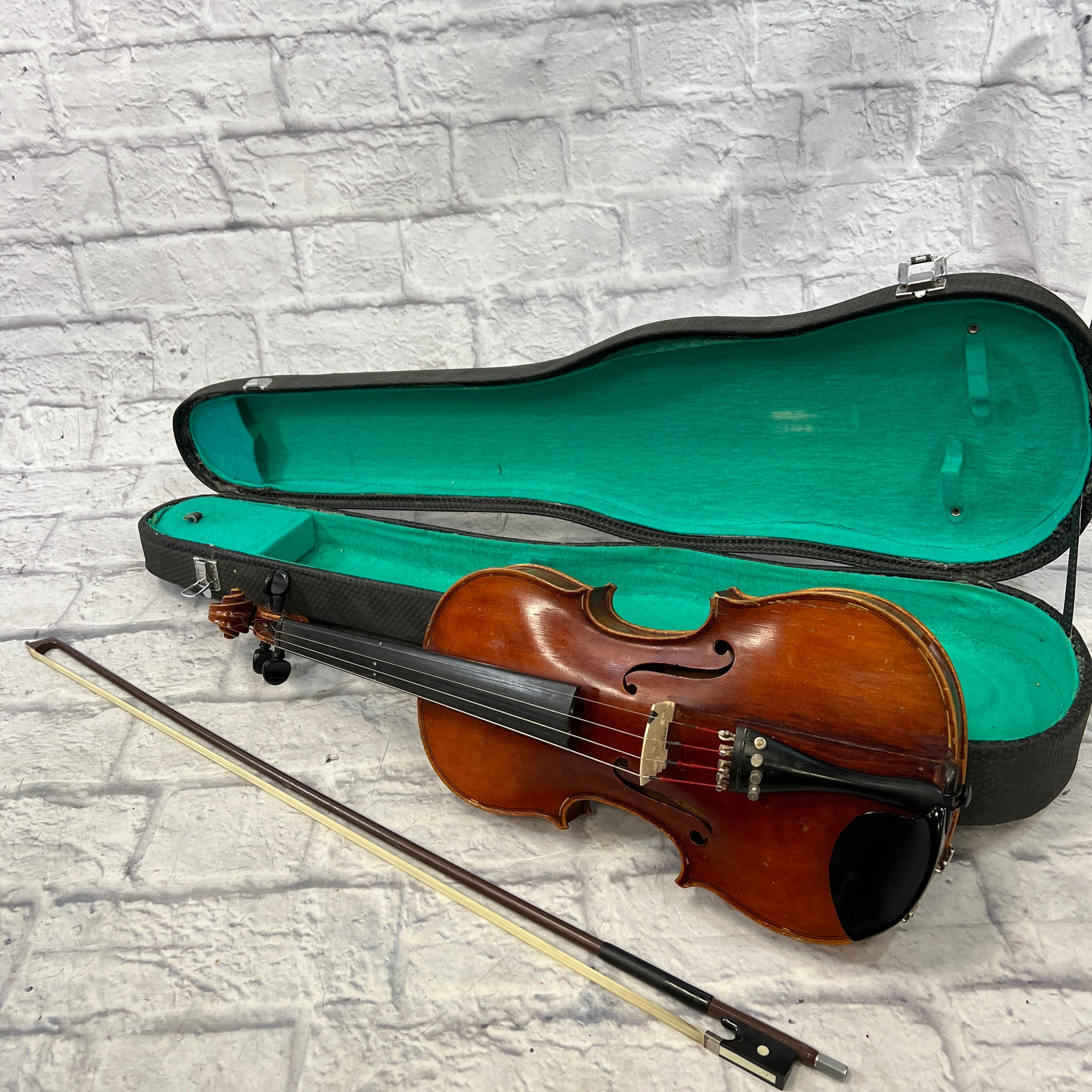 Unbranded 4/4 Violin w/Case and Bow