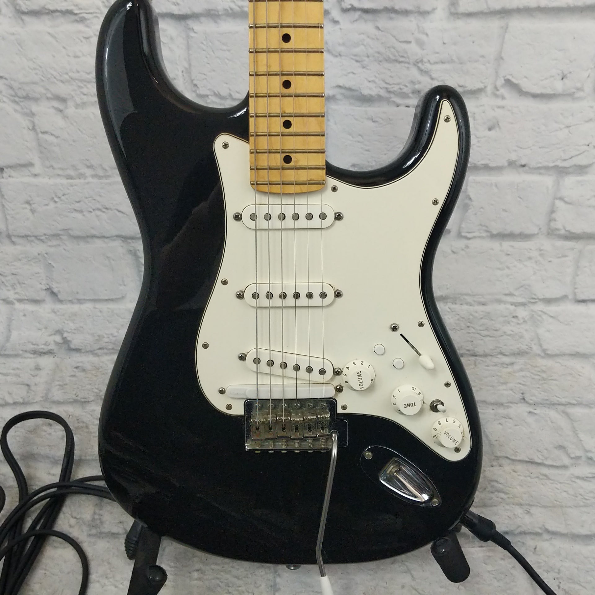 ** Fender Stratocaster with Roland GK pickup 1999 Black MIM w SKB Case