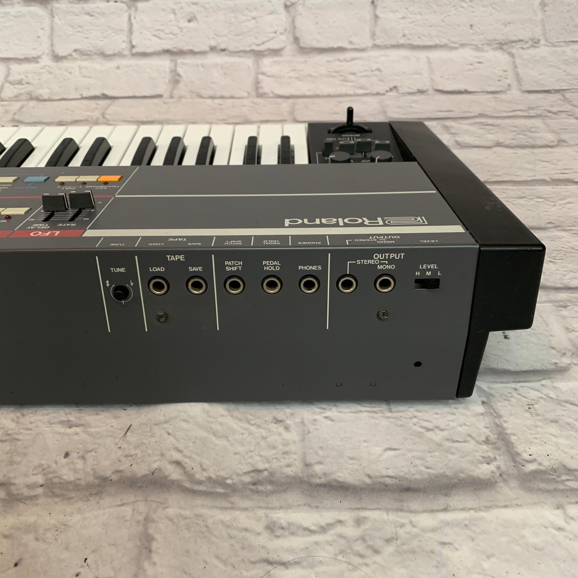 Roland Juno-106 Programmable Polyphonic Synthesizer