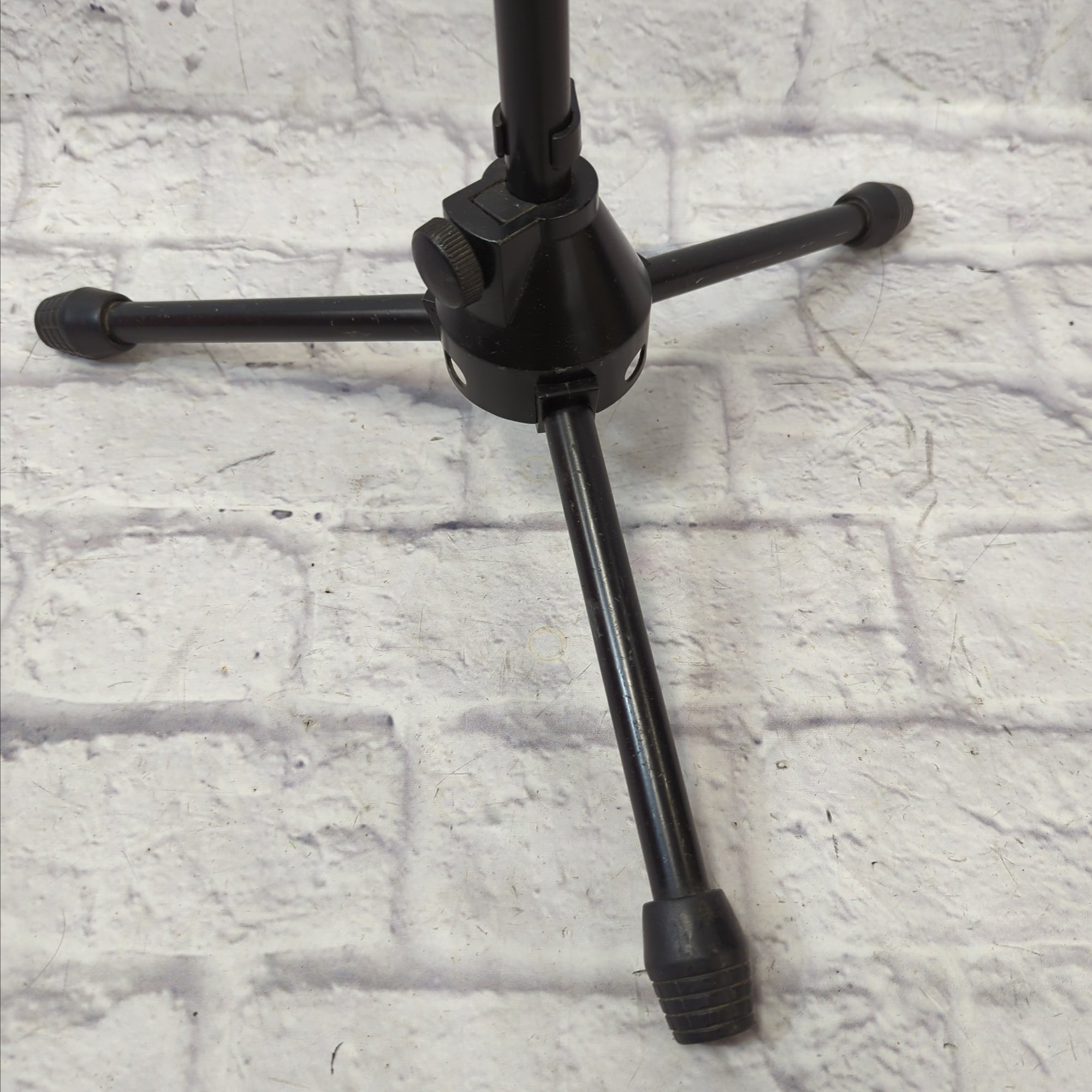 Unknown Guitar Cab / Snare Drum Boom Microphone Stand