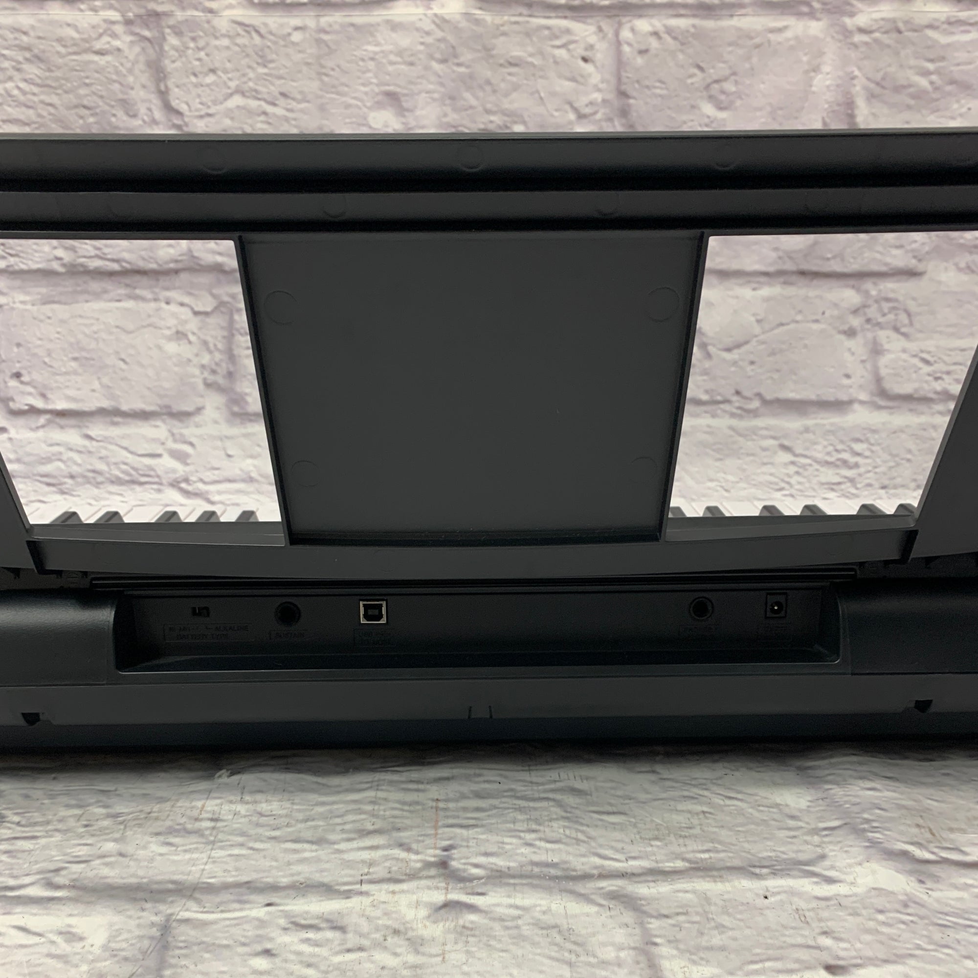 Yamaha EZ-220 Digital Keyboard w/stand
