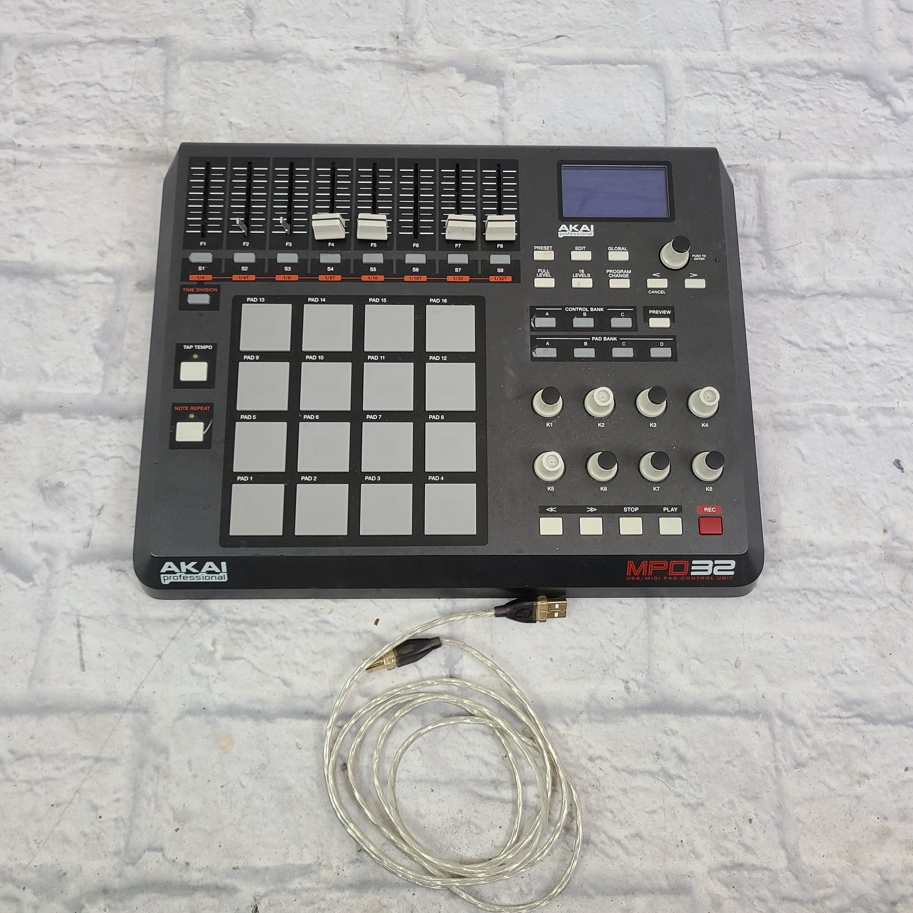 2024 Akai MPD32 USB/Midi MPC Pad Controller