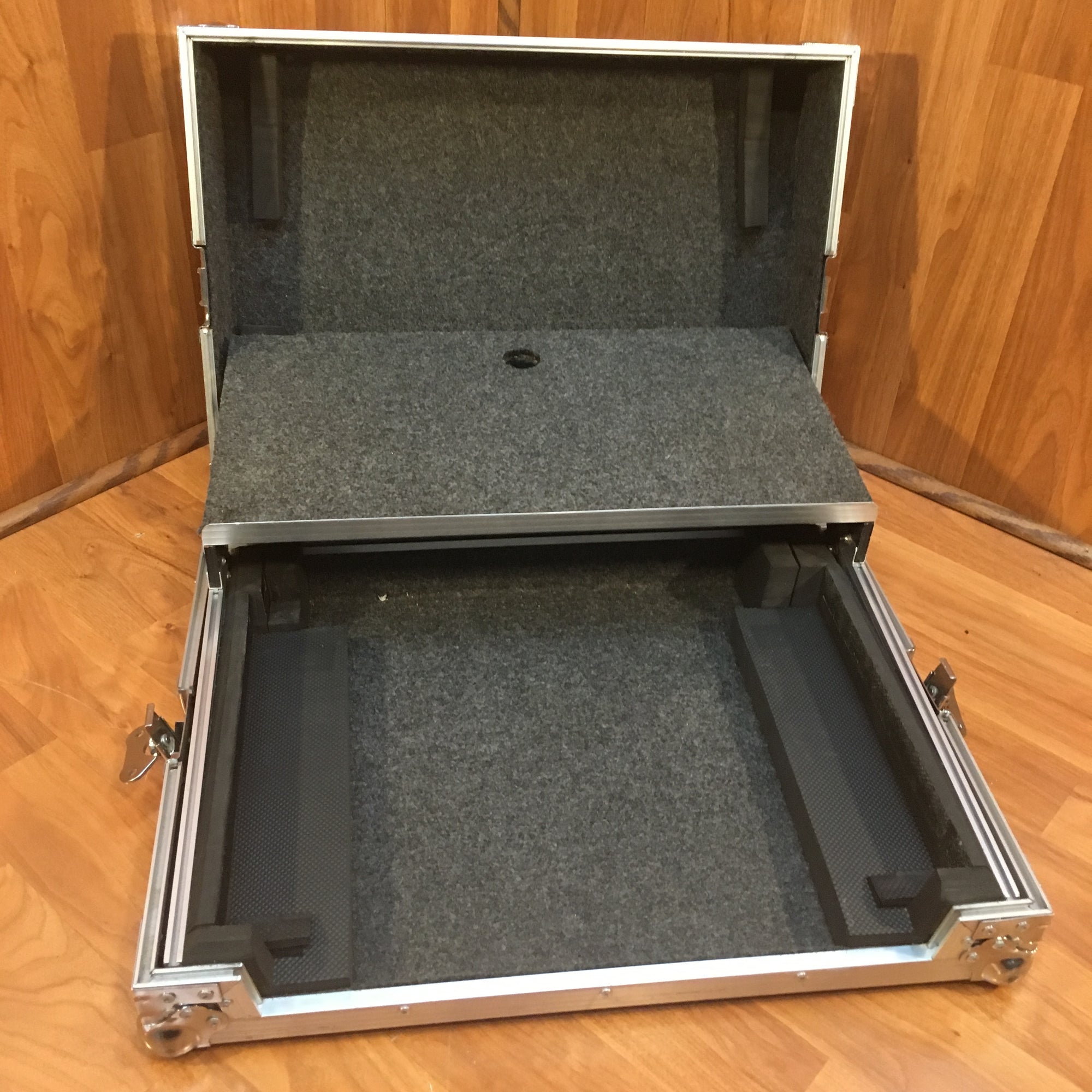 Traktor S4MK2 DJ Controller with Case